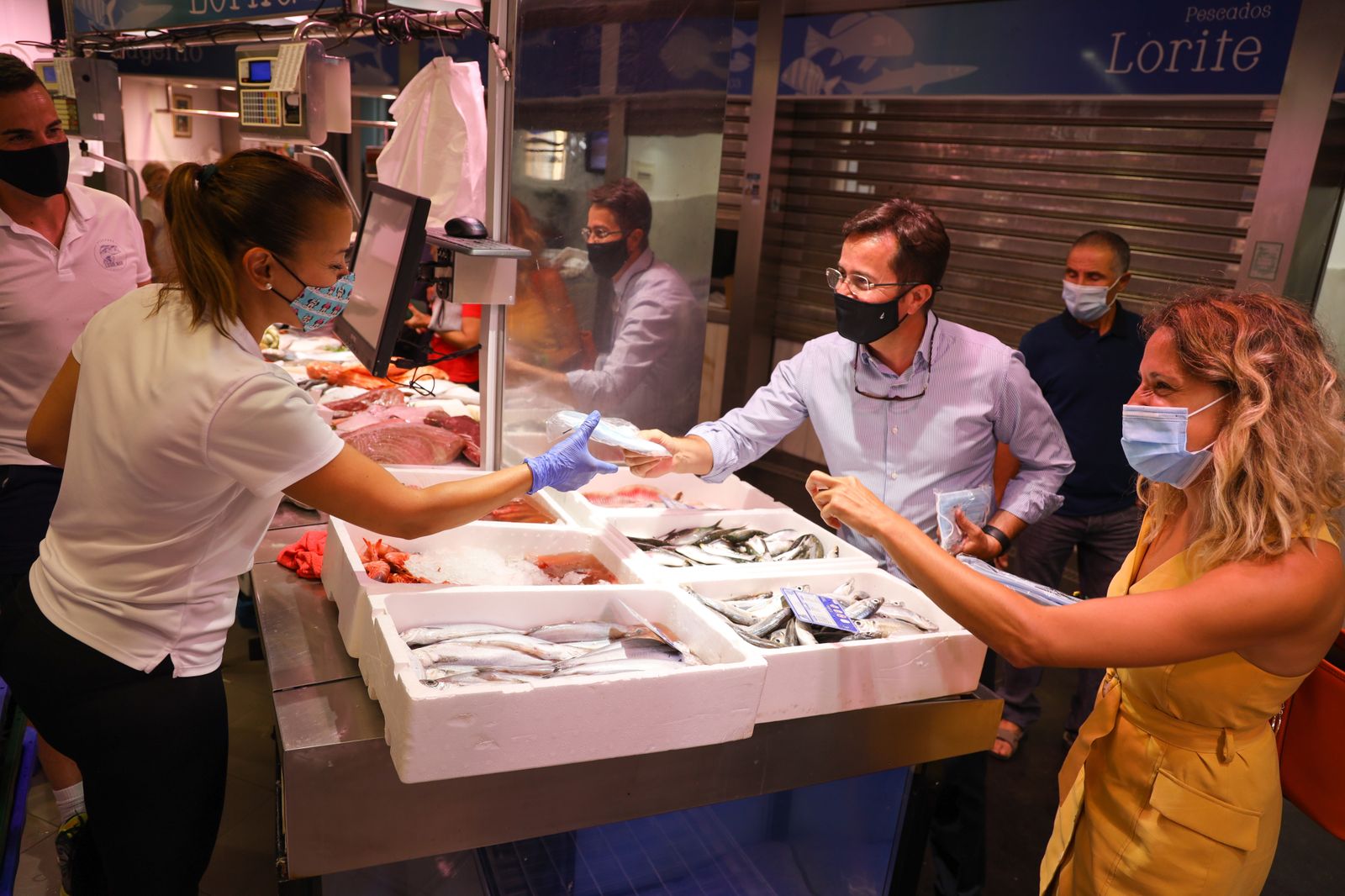 El alcalde de El Ejido, Francisco Góngora, y la edil de Comercio,  Montserrat Cervantes, en el mercado de abastos.