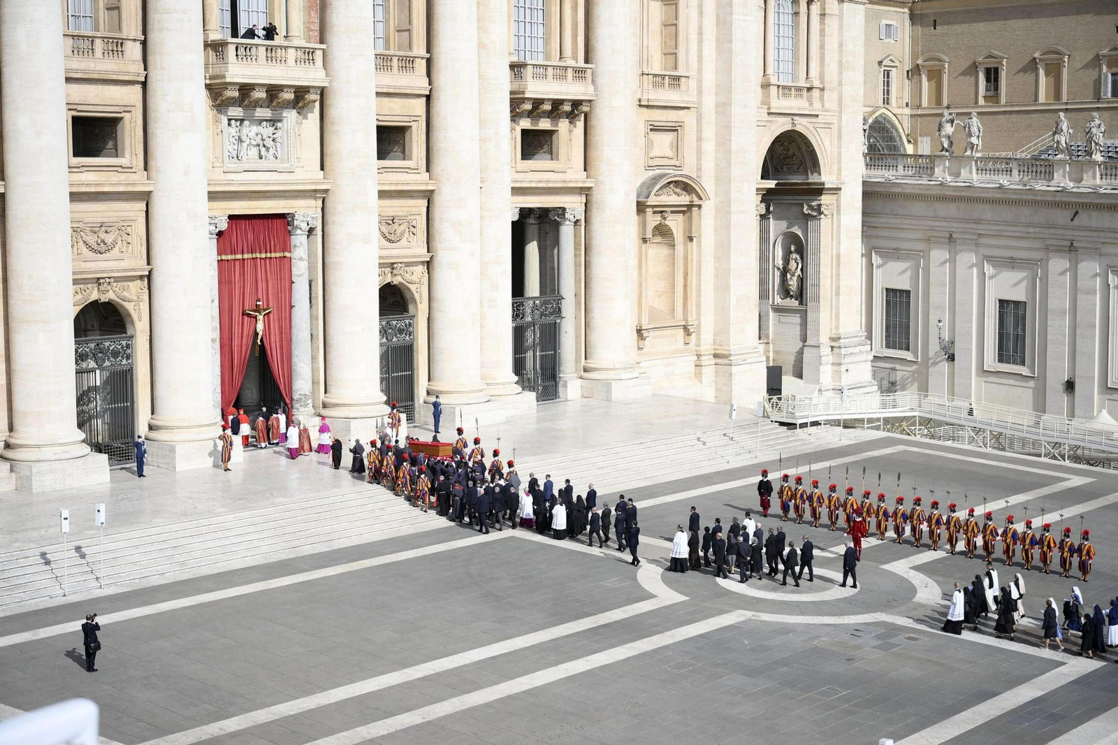 Las imágenes del traslado del féretro del papa Francisco a la Basílica de San Pedro en el Vaticano