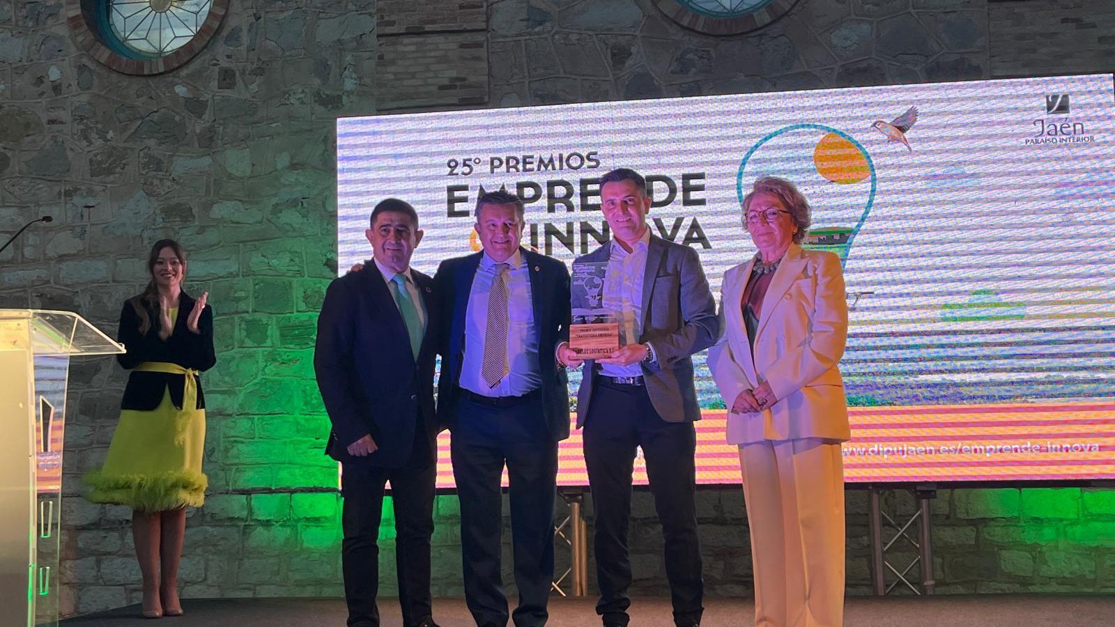 Representantes de Sanelec Logística recogen el galardón.