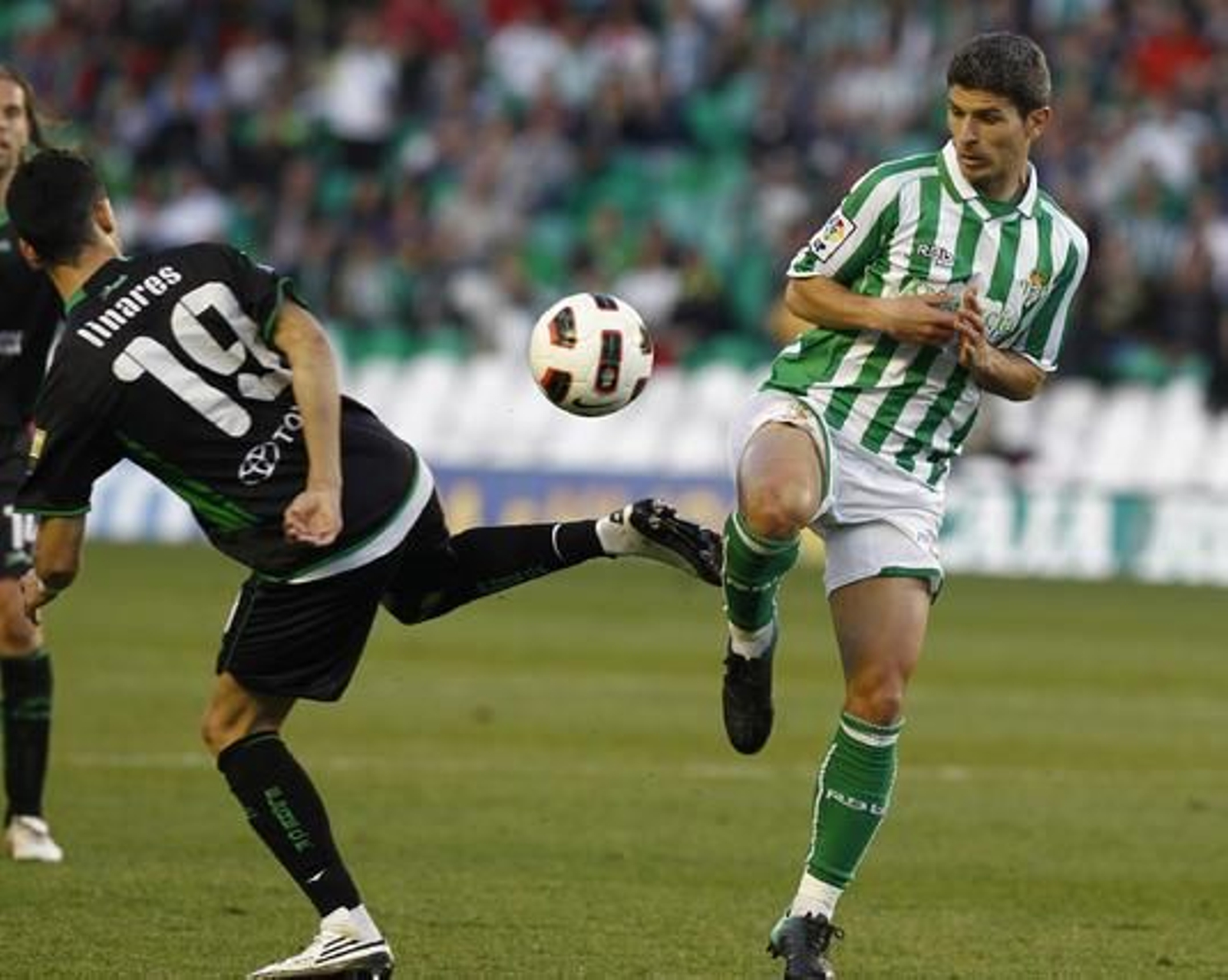 Salva Sevilla intenta controlar un balón. / Antonio Pizarro