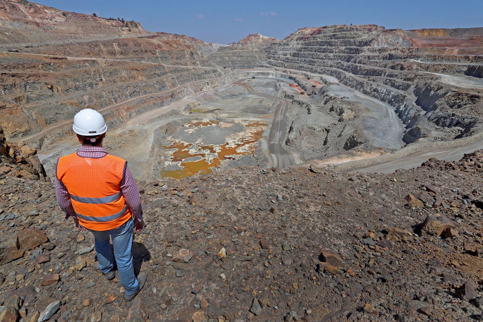 Un operario contempla la inmensidad de la mina de Riotinto.
