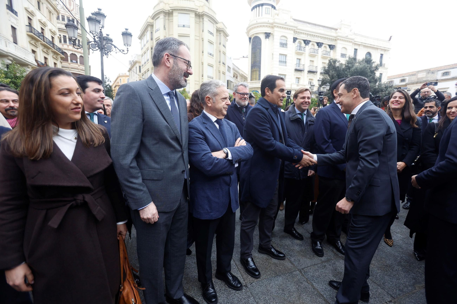 Juanma Moreno inaugura el monumento homenaje al Día de la Bandera de Andalucía en Córdoba, en imágenes