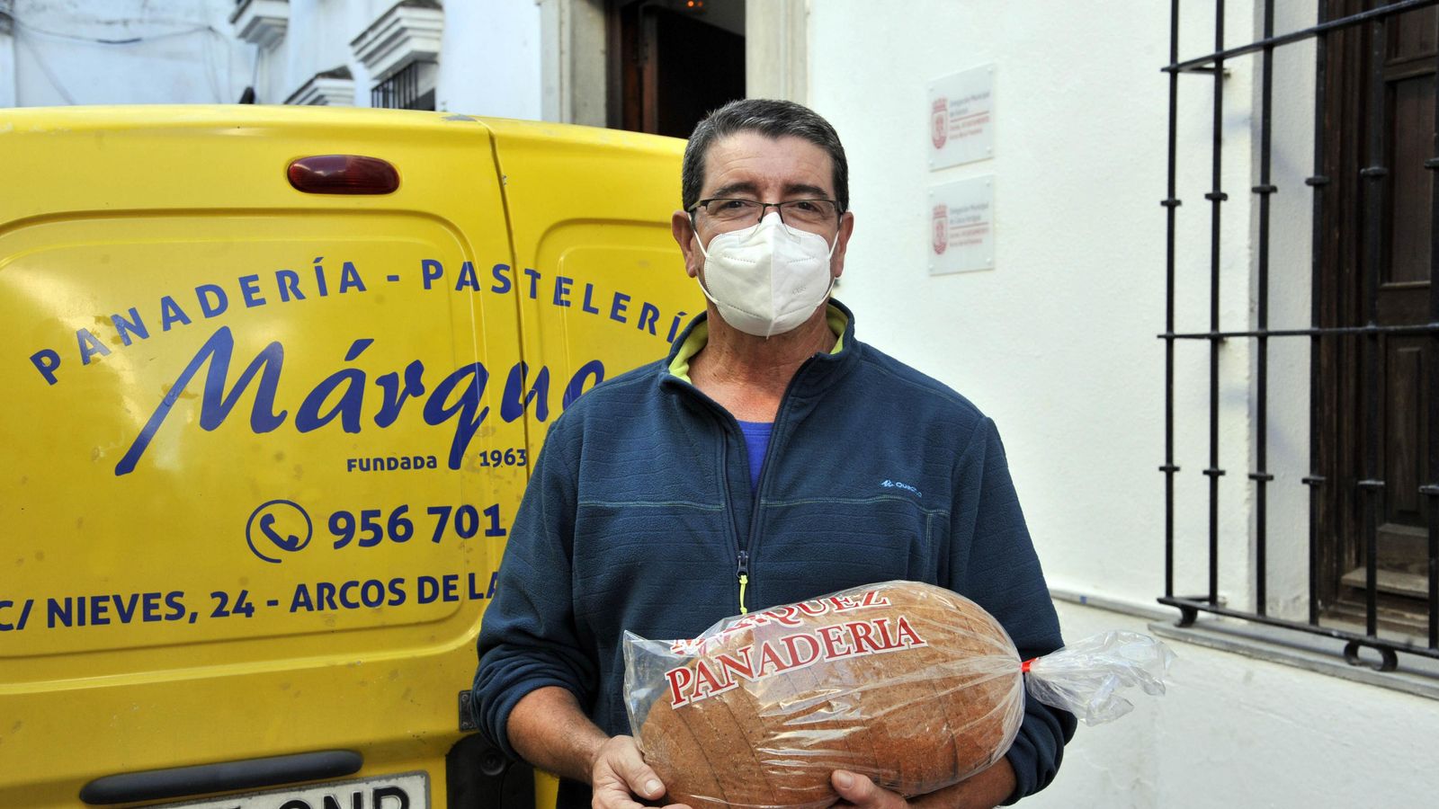 El panadero Antonio Márquez surtiendo a la hostelería de cara al puente