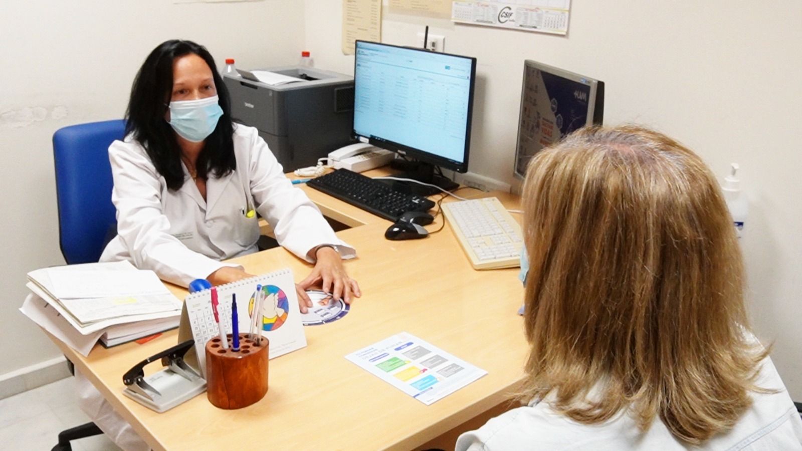 Una paciente en una de las consultas del centro.