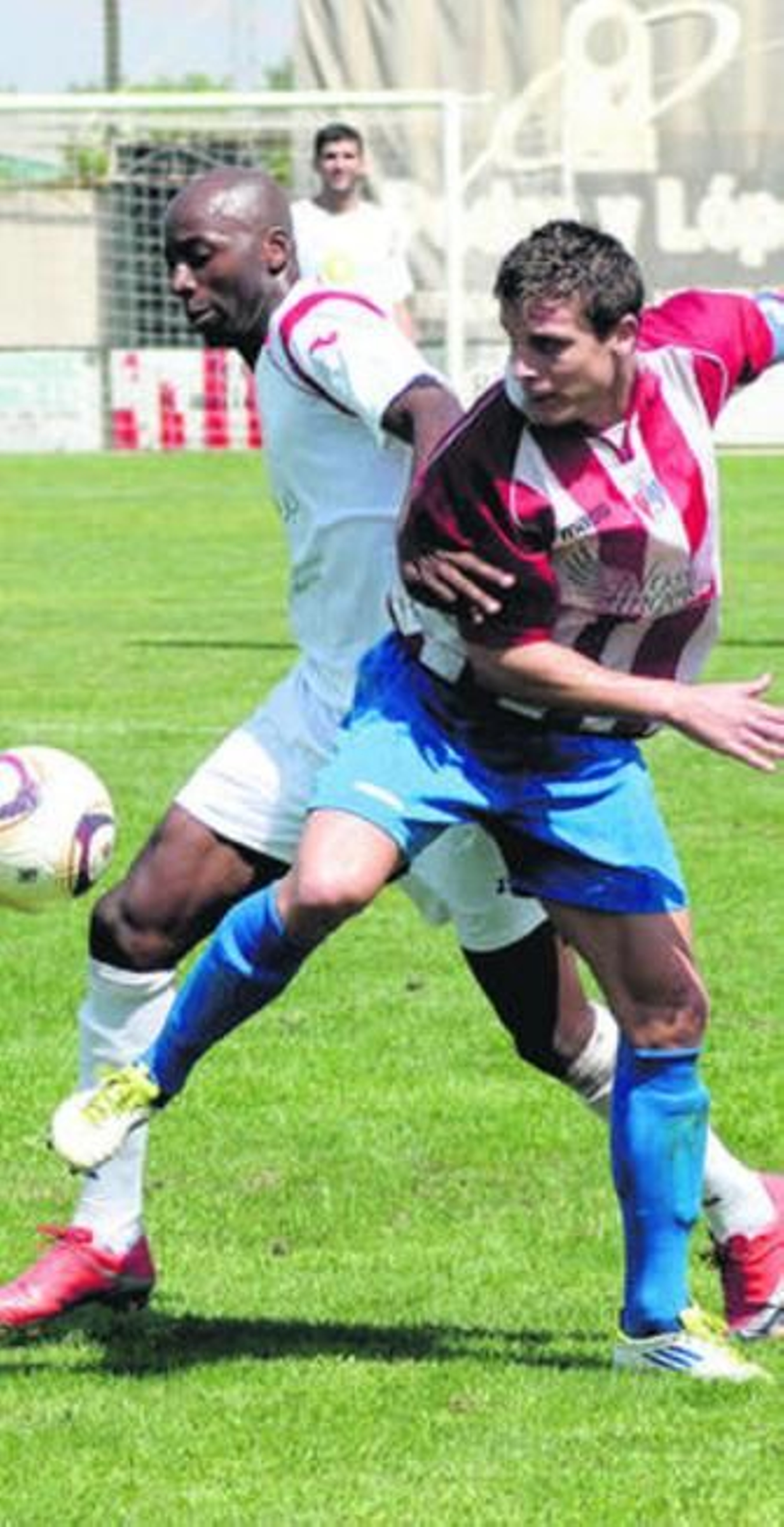 Un jugador del Arenas disputa un balón en la segunda jornada.