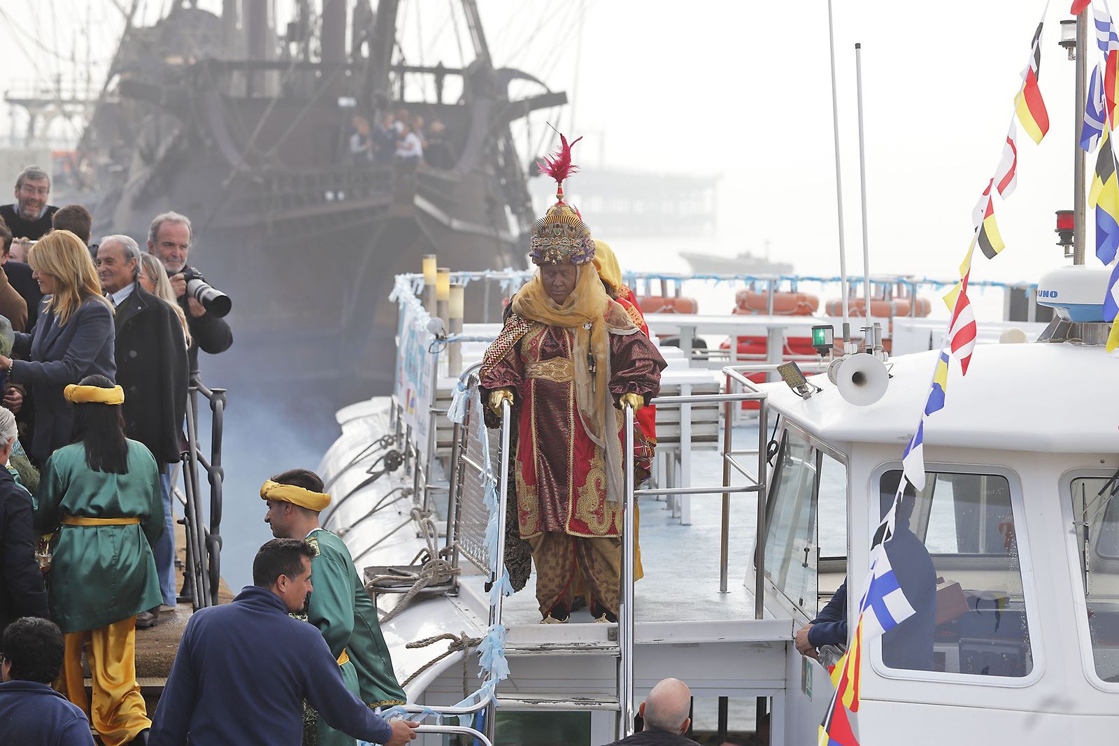 Imágenes de la mágica llegada de los Reyes Magos y la Estrella de la Ilusión a Huelva en barco