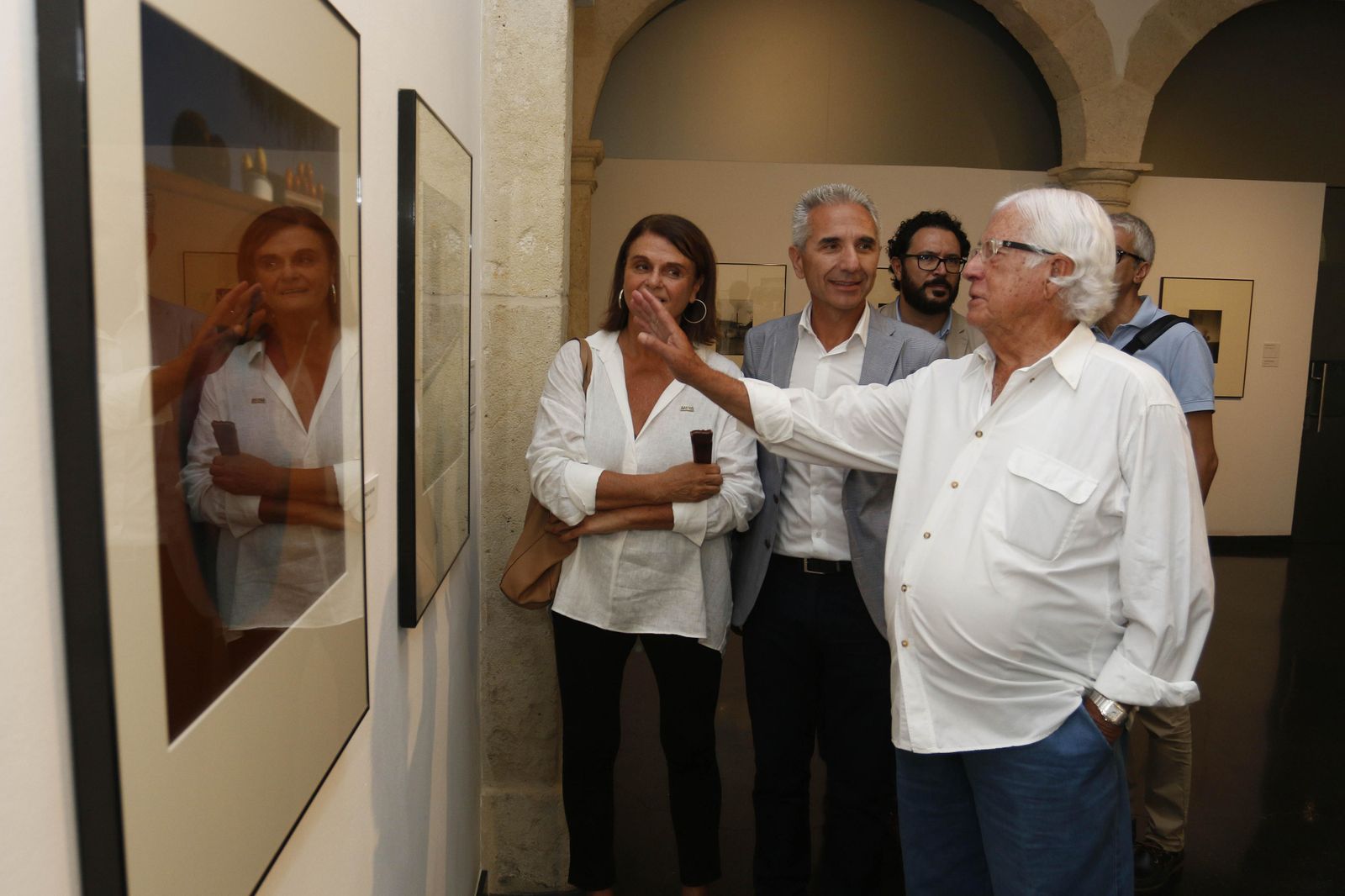 Miguel Ángel Vázquez atiende a las explicaciones de Carlos Pérez Siquier, ayer en el CAF.