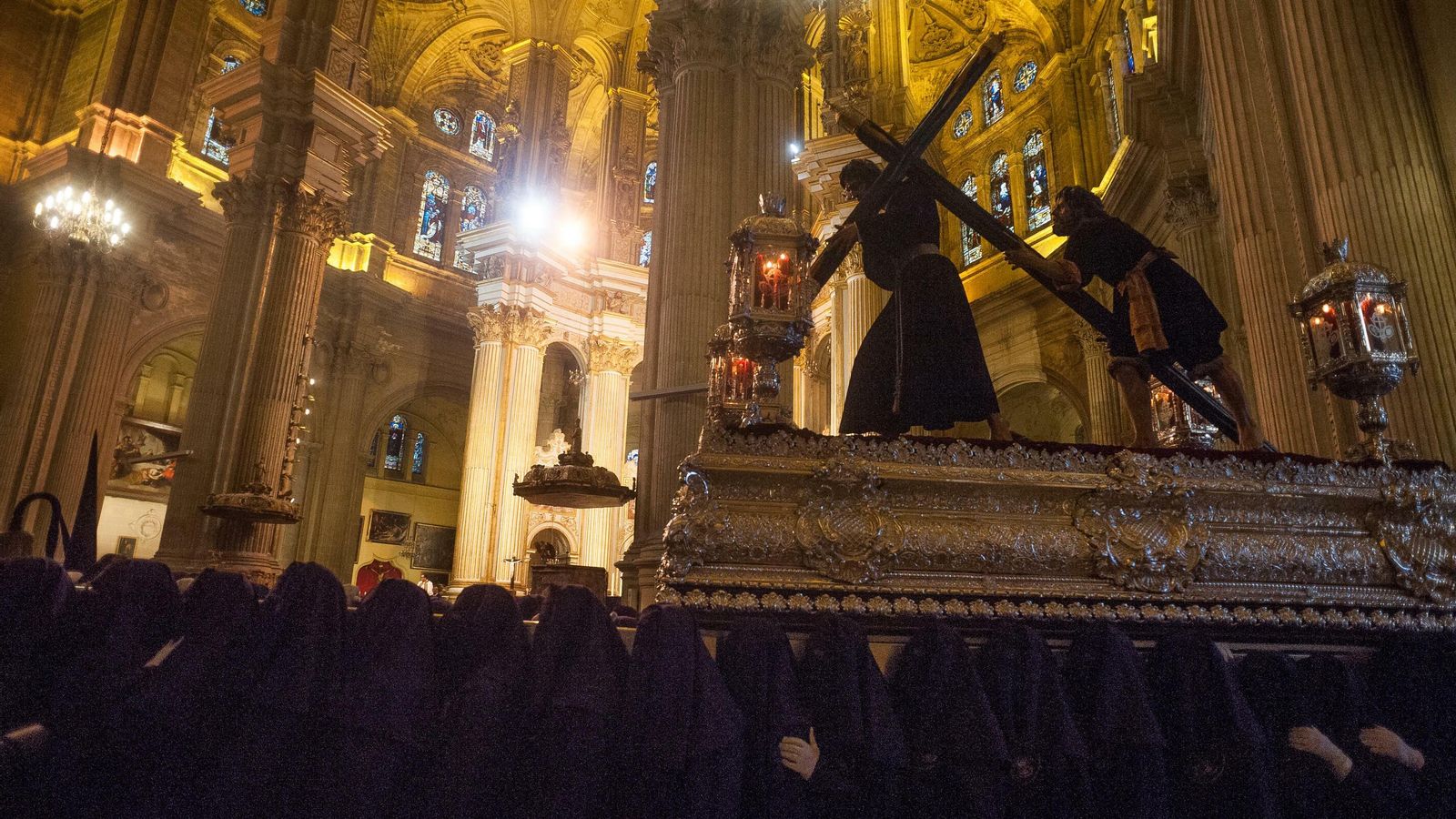 Nuestro Padre Jesús de la Pasión realizando estación de penitencia en la Catedral.