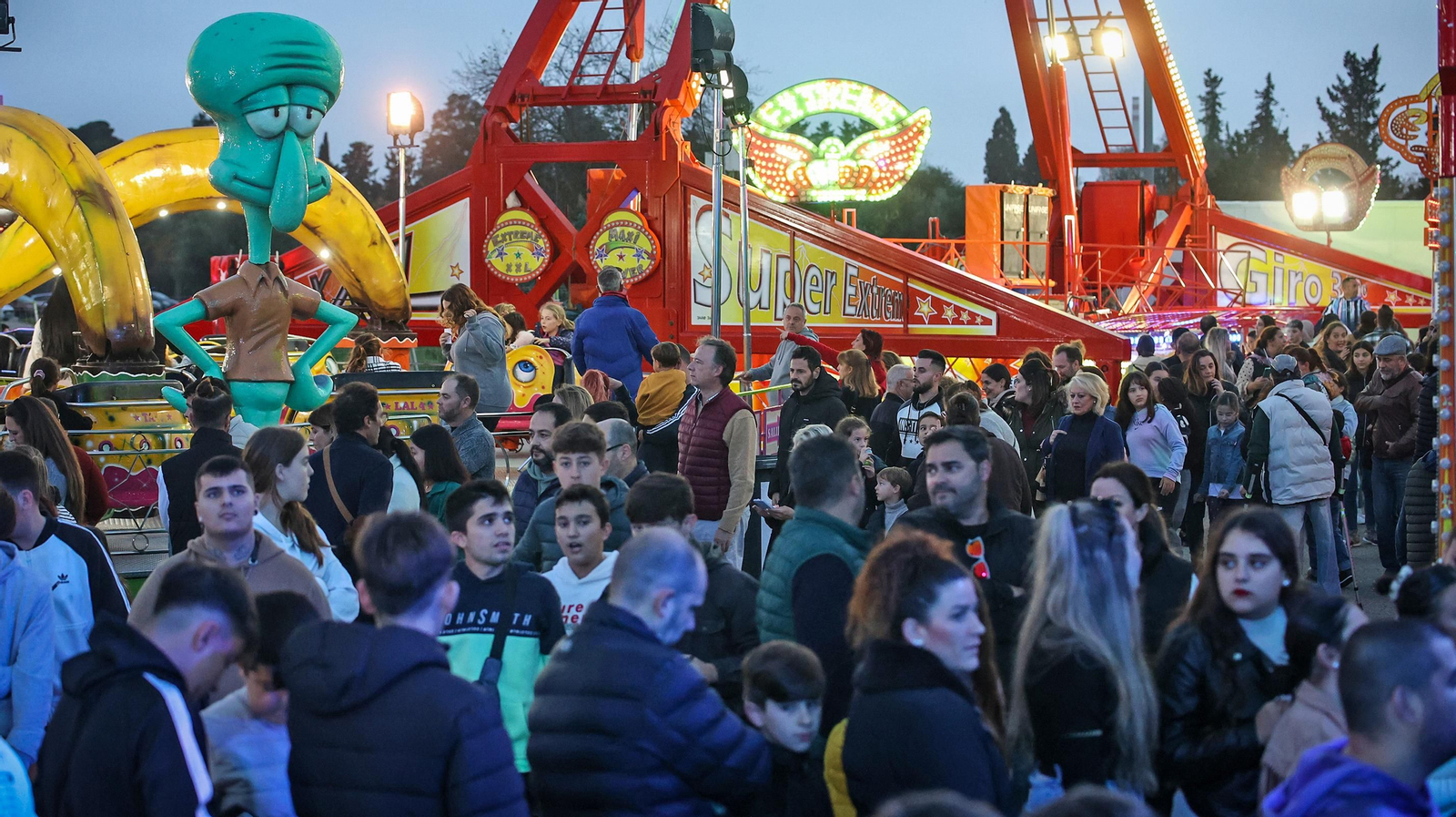 Lleno absoluto en el parque de atracciones de Jerez