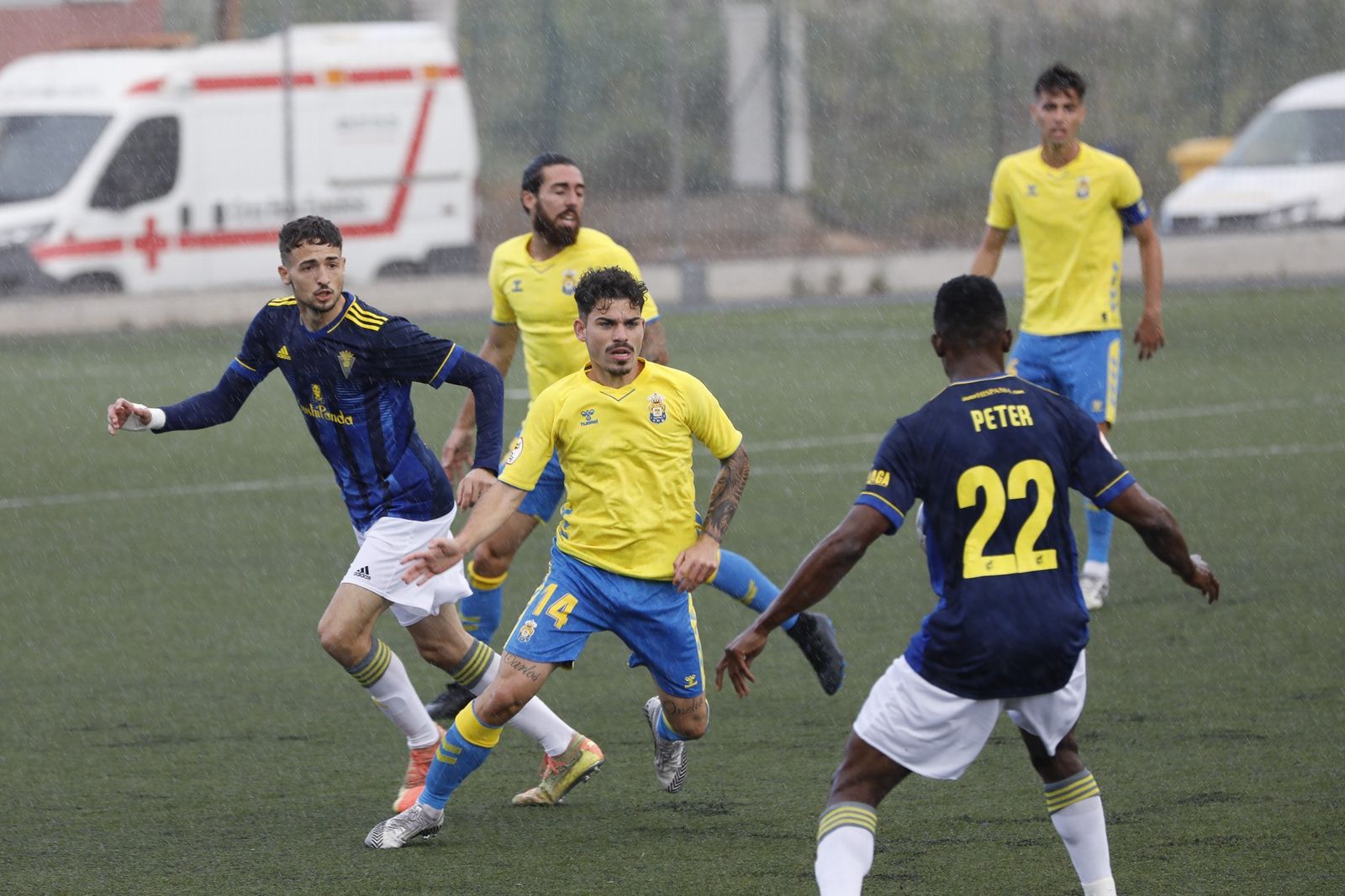 Peter y Nieto tratan de combinar en presencia del local Diego.