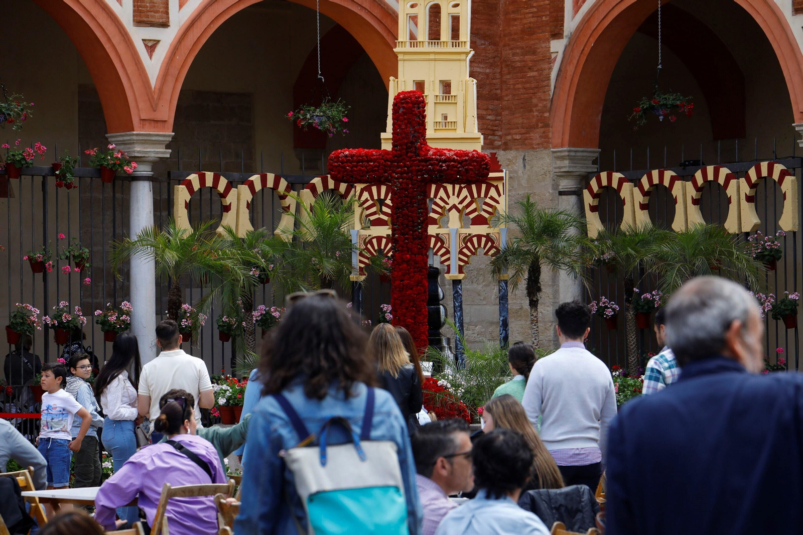 El tiempo da un respiro para celebrar el ultimo día de Cruces de Mayo en Córdoba, en imágenes