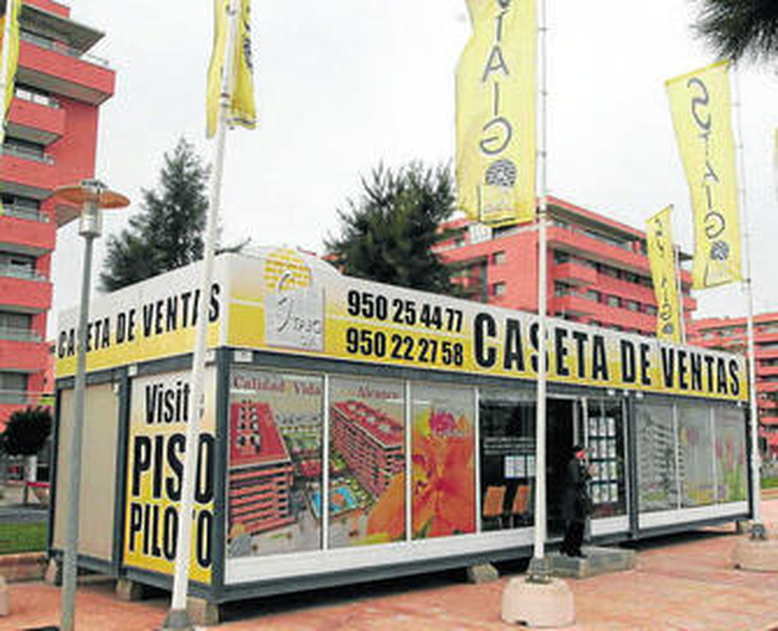 El complejo se sitúa junto al Estadio Mediterráneo.