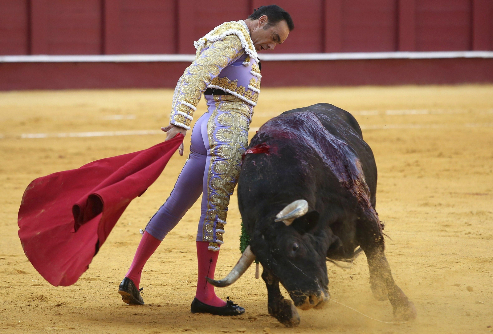 ‘El Cid’ durante su faena al primer toro de su lote en una tarde en la que solo pudo dar una vuelta al ruedo.