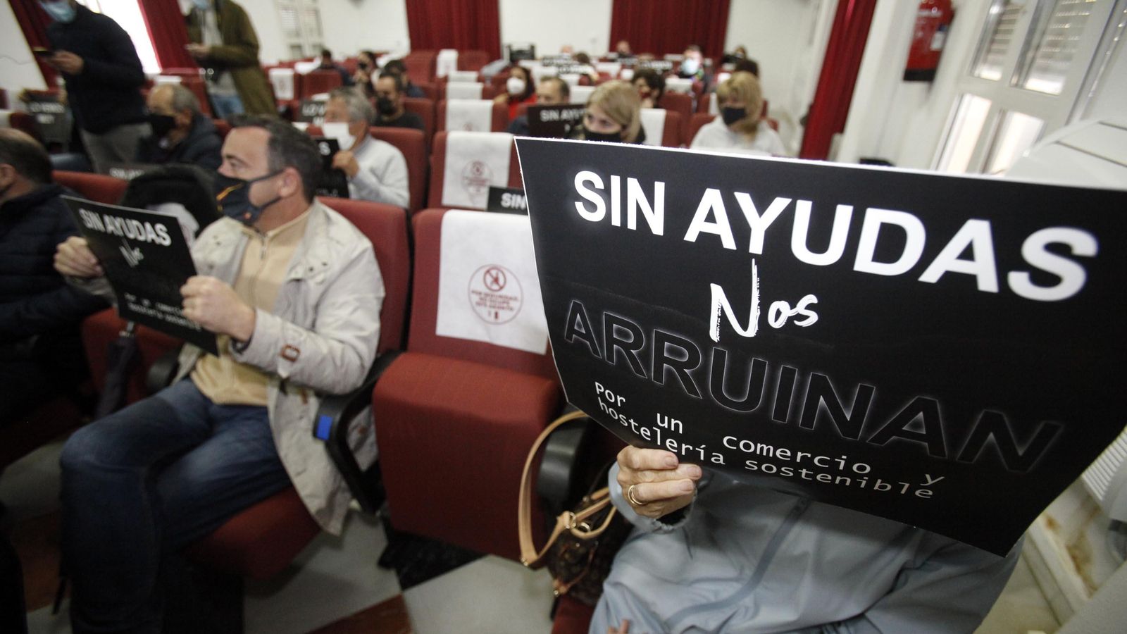 En el acto se han dado cita medio centenar de empresarios
