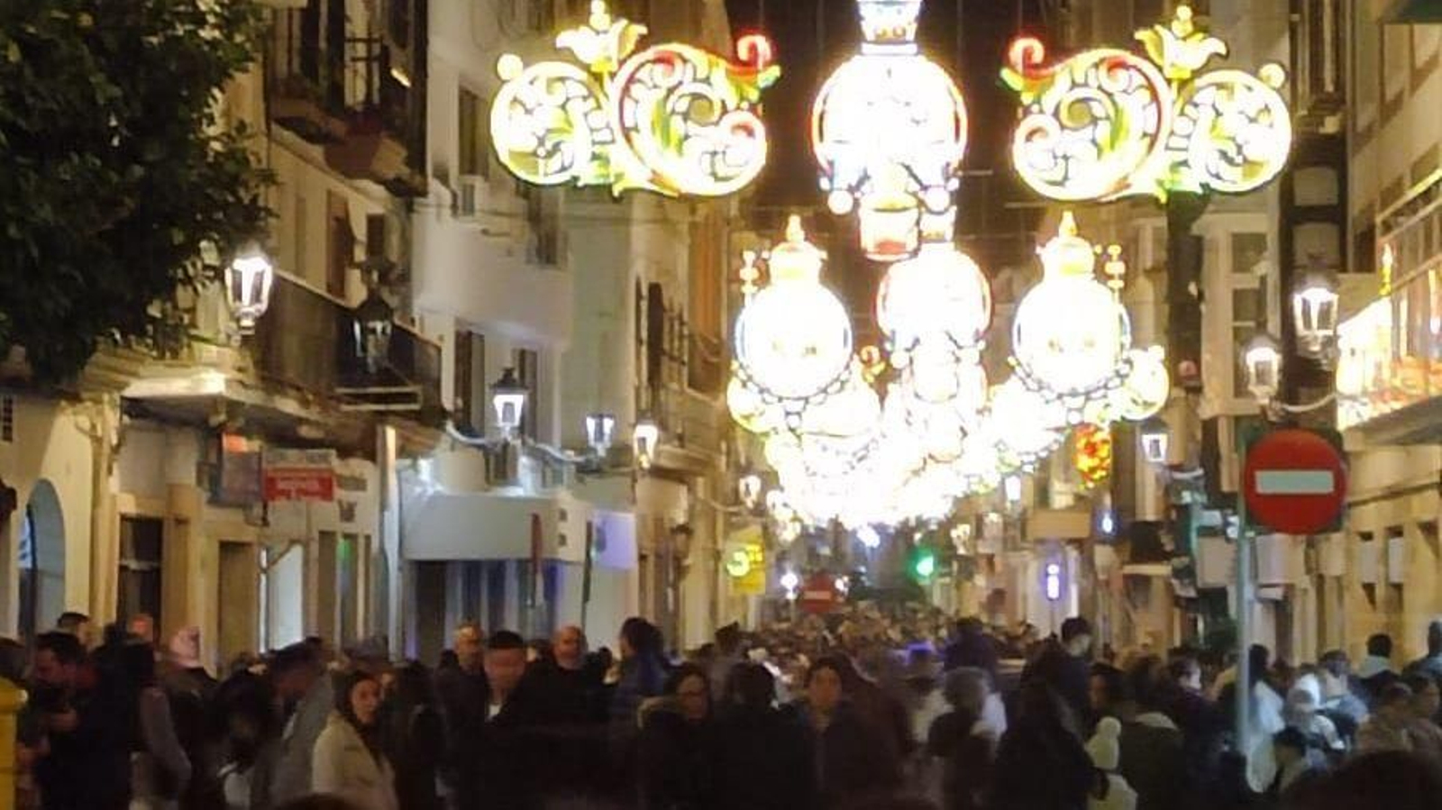 La plaza Peral, con las calles iluminadas en la tarde del pasado viernes.