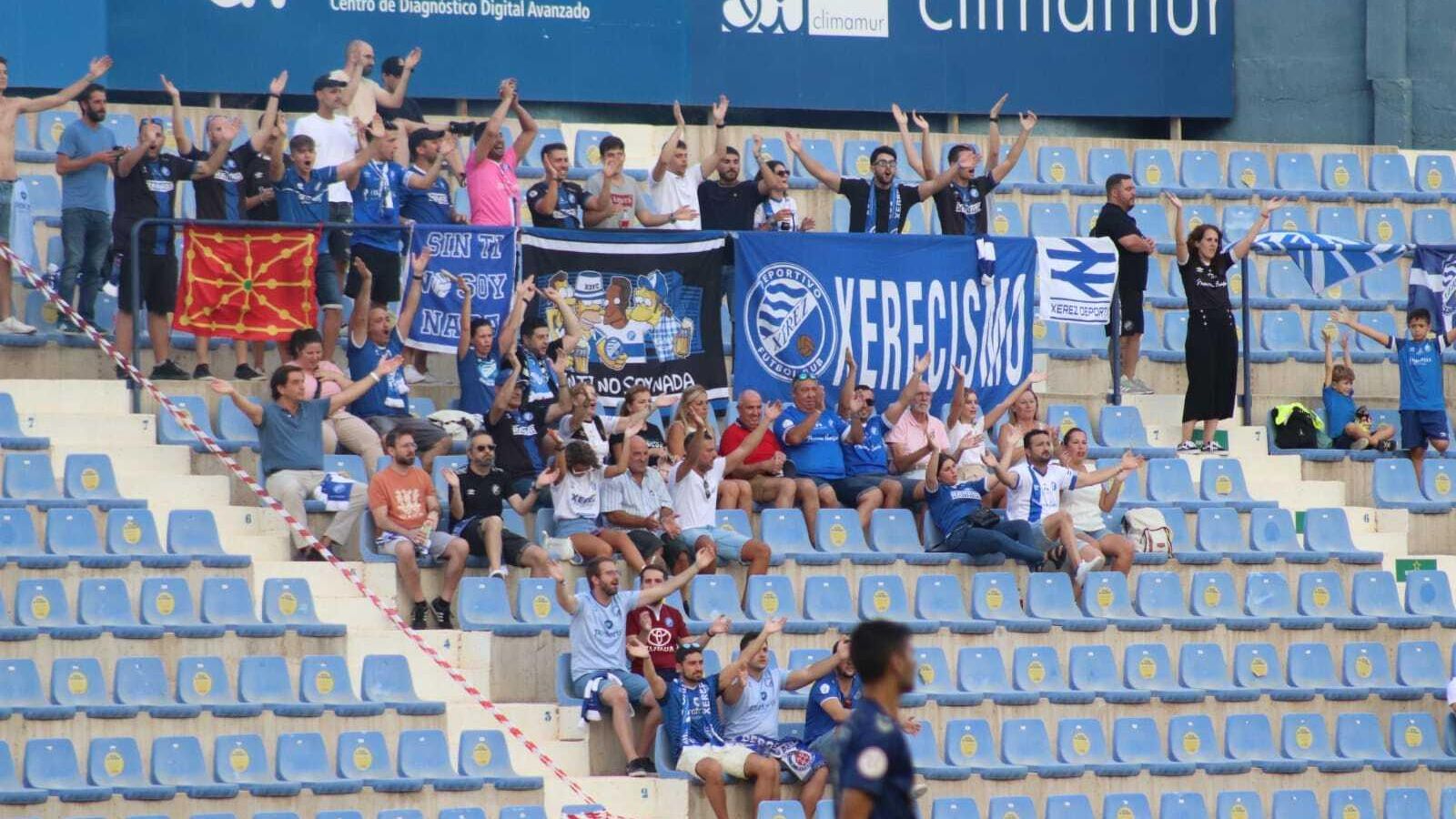 Aficionados xerecistas en la grada del campo murciano.