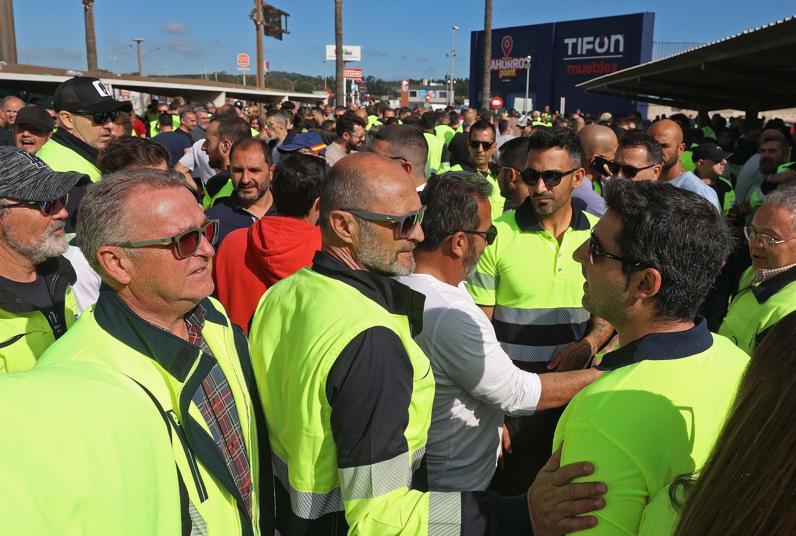 Los trabajadore de Acerinox Europa durante la huelga. Los trabajadore de Acerinox Europa durante la huelga.