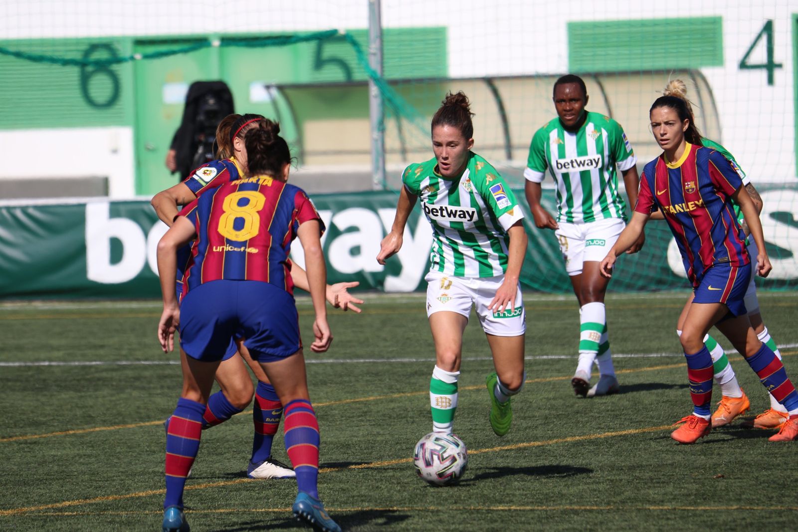 La bética Llamas encara a la azulgrana Marta Torrejón.