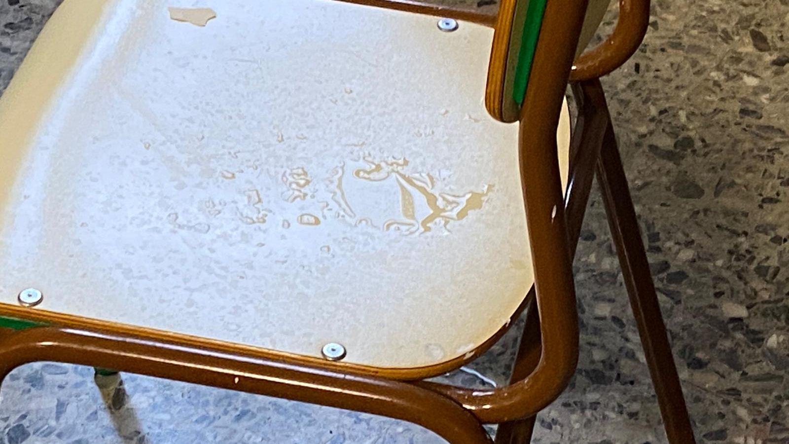 Fotografías de las goteras y humedades en el IES San Blas de Aracena, con alumnos desalojados este miércoles