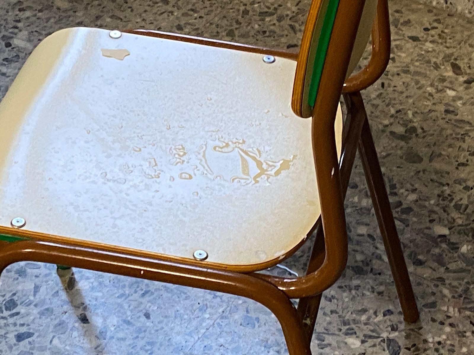 Fotografías de las goteras y humedades en el IES San Blas de Aracena, con alumnos desalojados este miércoles