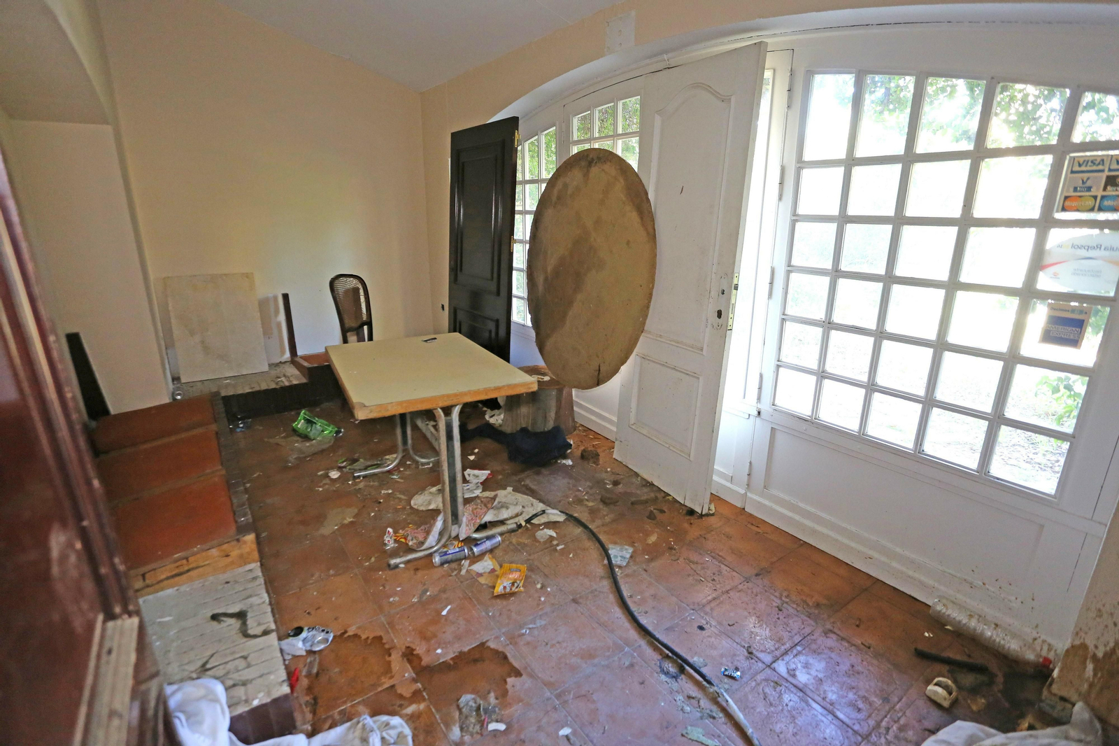 Imágenes de los destrozos y expolio en el restaurante EL Bosque