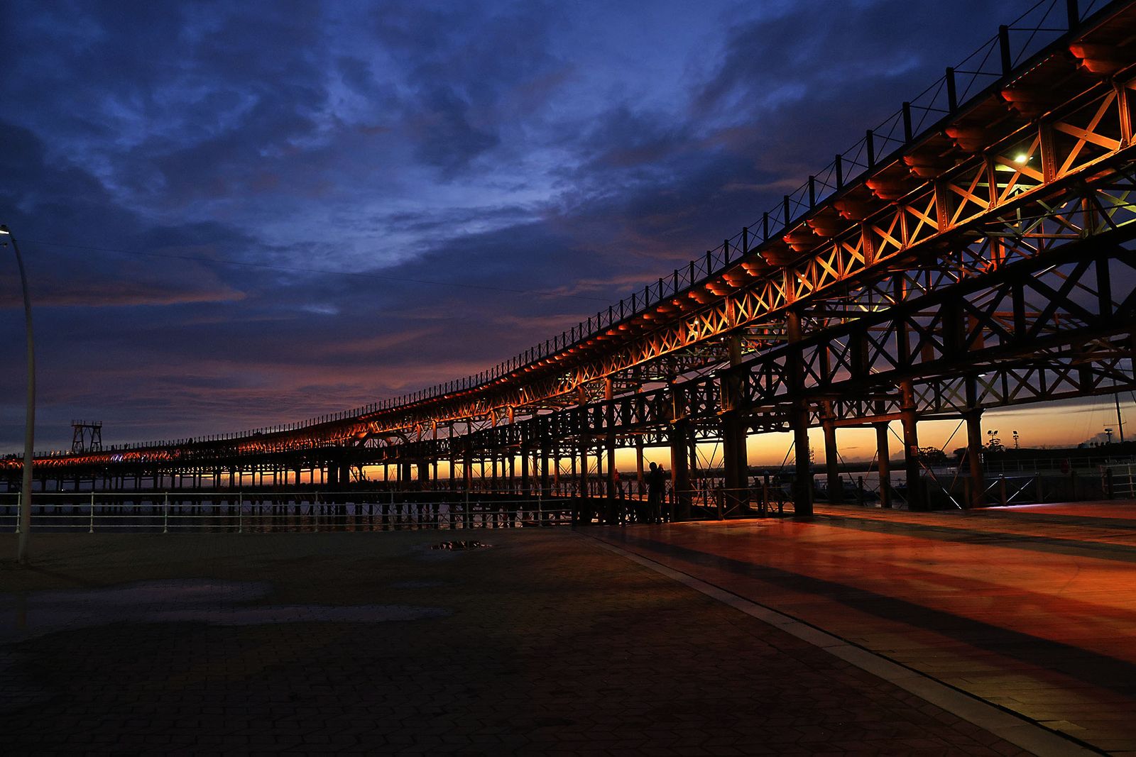 El impresionante atardecer en el muelle de la compañía Riotinto