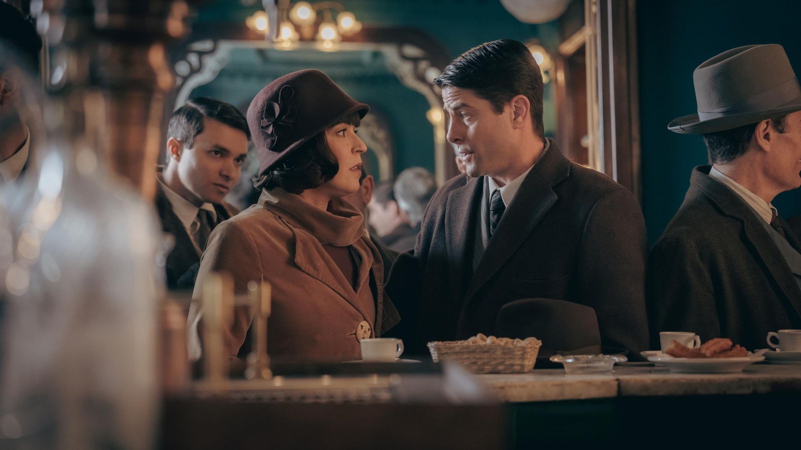 Verónica Sánchez y Luis Fernández encabezan el reparto de la nueva serie de Telecinco, 'La Favorita 1922'.