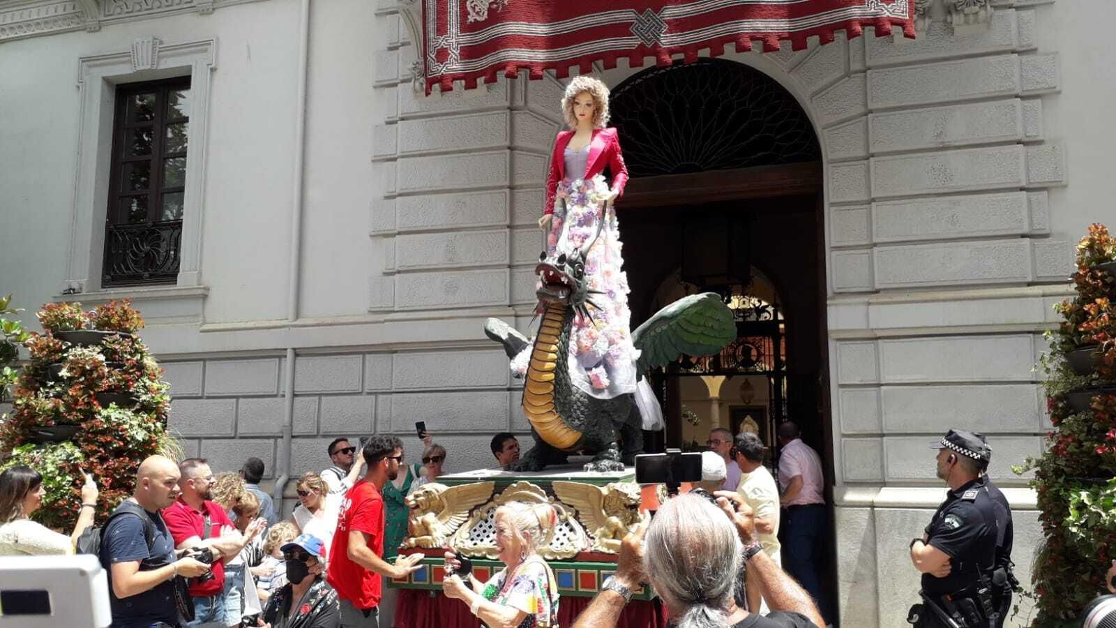 La Tarasca regresa al ayuntamiento de Granada tras su desfile este Corpus 2022