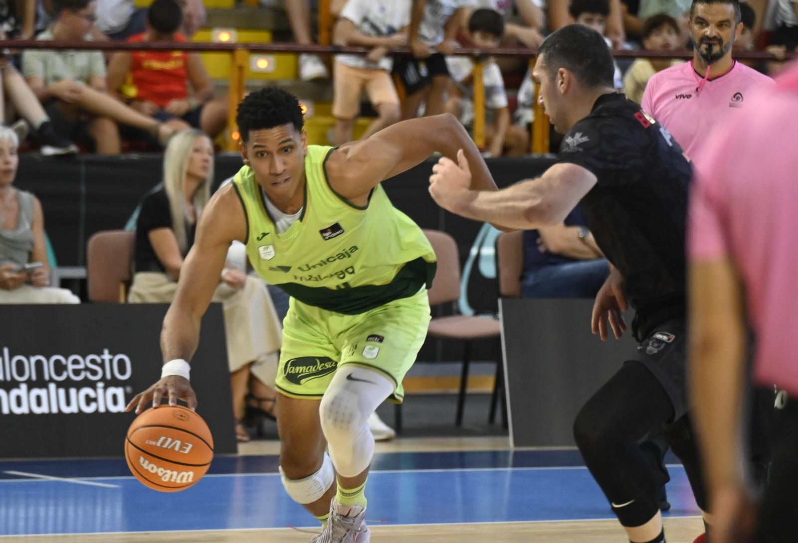 Las mejores fotos del ambiente en Vista Alegre para el Unicaja - Covirán Granada de la Copa de Andalucía de baloncesto