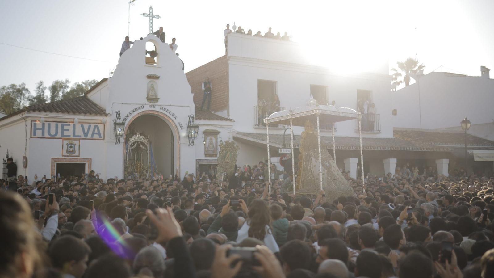 La Virgen del Rocío junto a la Hermandad de Huelva. La Virgen del Rocío junto a la Hermandad de Huelva.