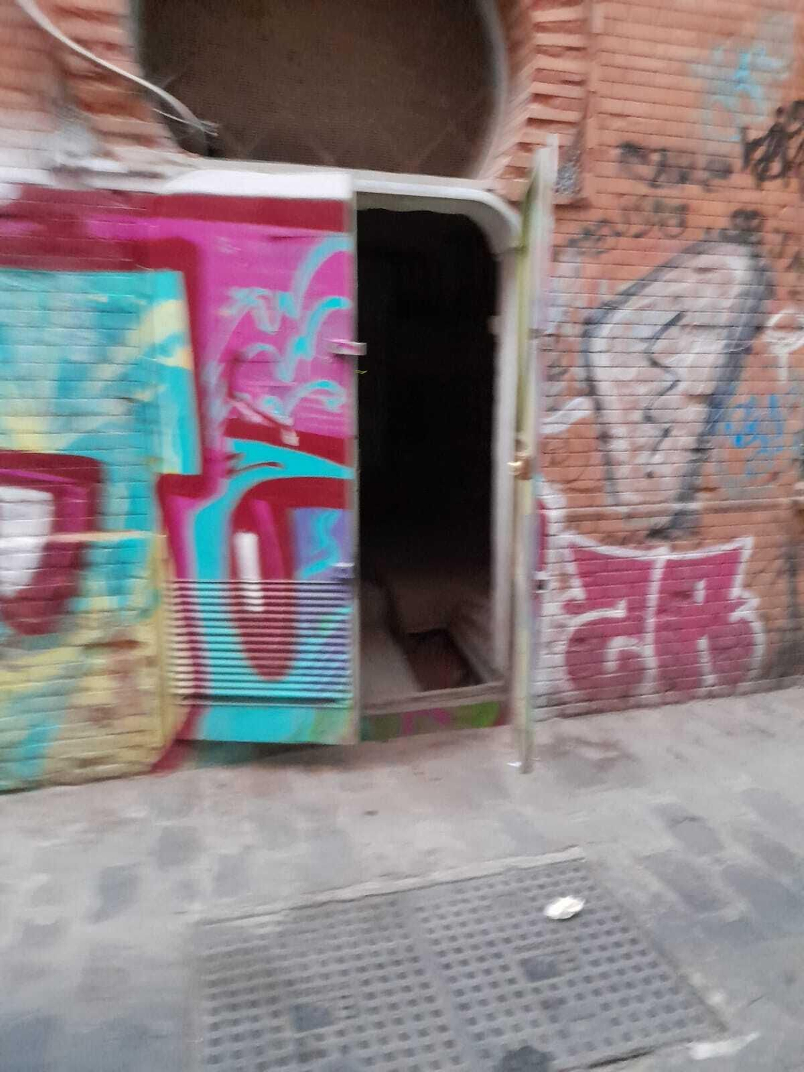 Detalle del centro de transformación de Endesa en la calle González Cuadrado, con las puertas abiertas.
