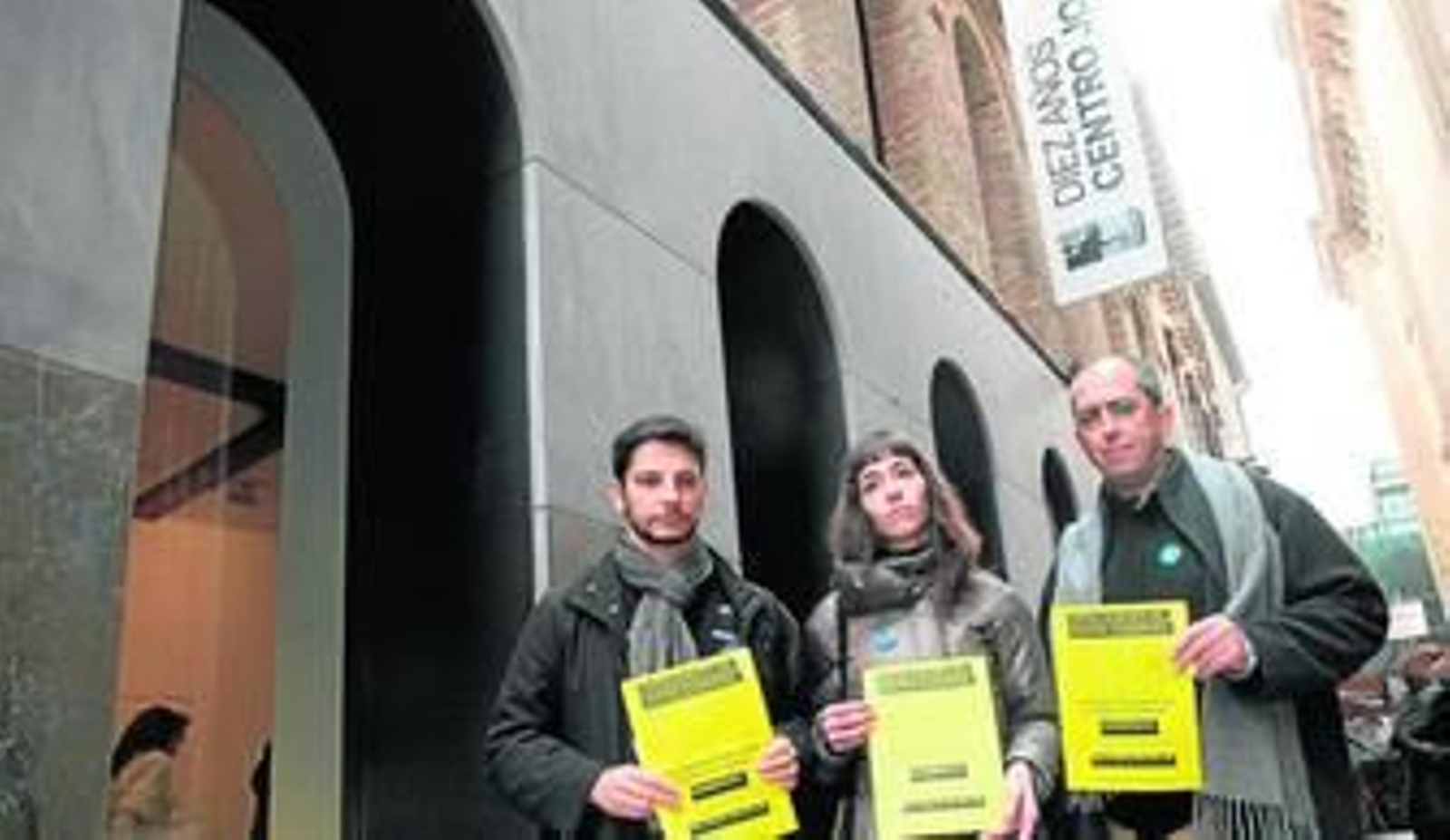 Algunos miembros de la plataforma leyeron ayer un manifiesto a las puertas del Centro Guerrero.