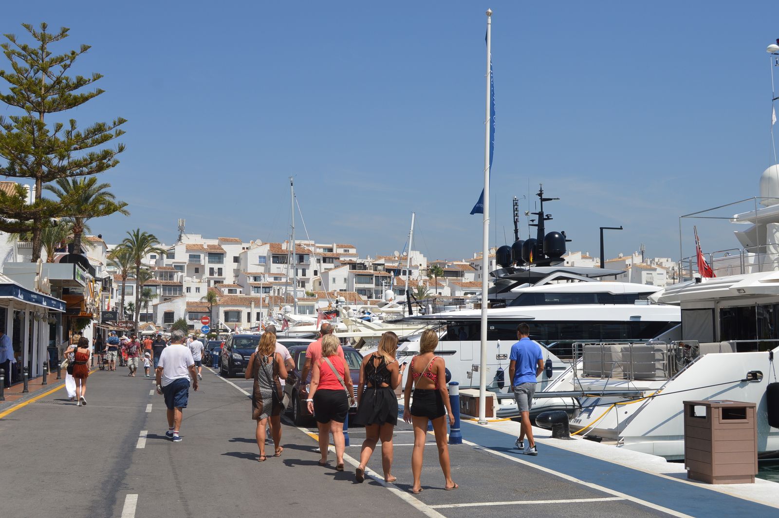 Turistas en Puerto Banús.