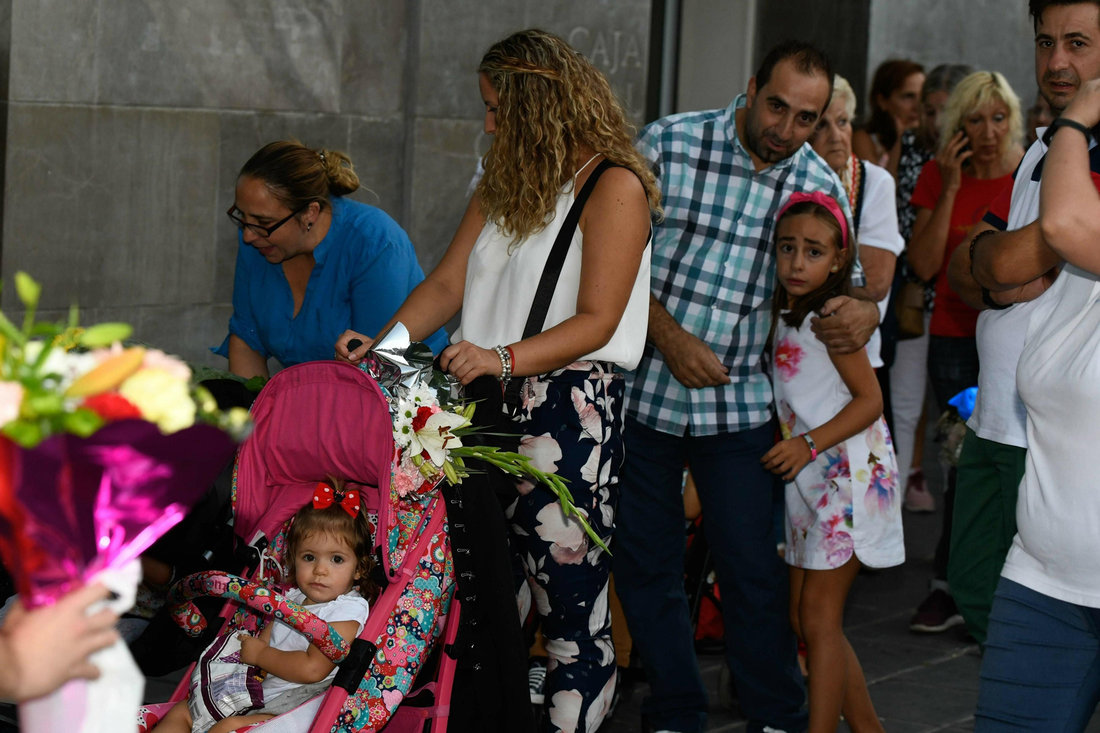 La Ofrenda floral a la Virgen de las Angustias, en imágenes