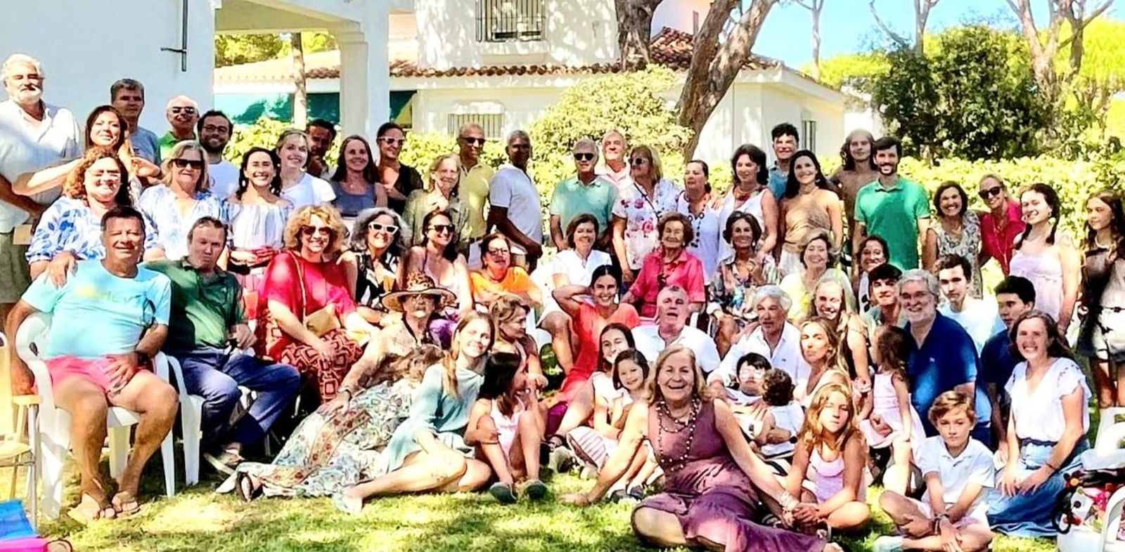 Las hermanas Clara, Selin y Teresita Suárez Grosso durante la comida familiar con Teresa y Susana Grosso, Nacho Grosso, Cristina Boto, Miguel, Terete, Clara y María Ramos, Pilar, Ramón y María de Sobrino, María López Varela, María José Macpherson, África Montalbán, Begoña y LLylli Grosso, María, Borja y Javier Grosso de la Herrán, Yayo, Momi, Belen y Marta  Crespo, entre otros.