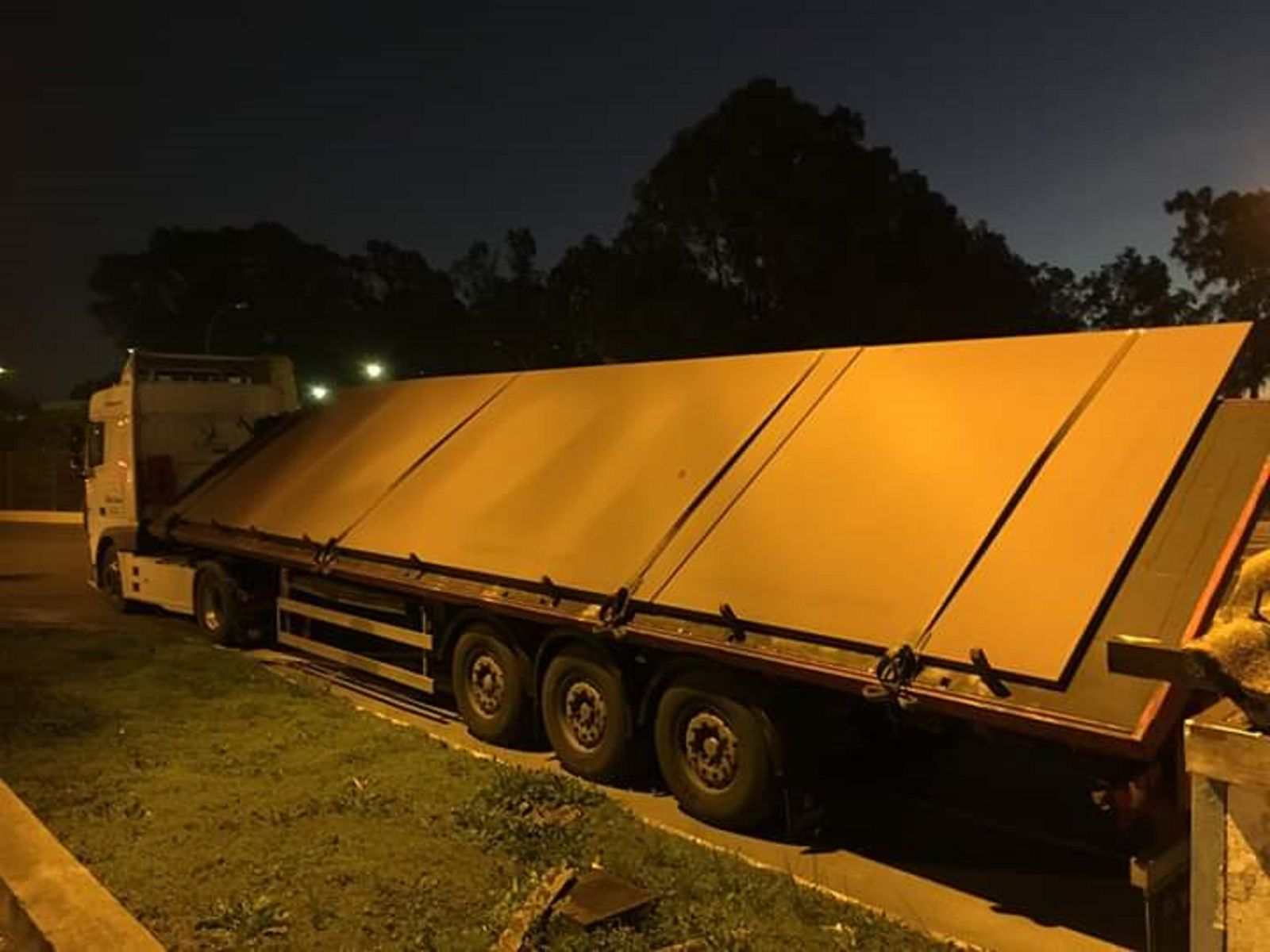 Uno de los camiones cargados de planchas llega a Navantia San Fernando
