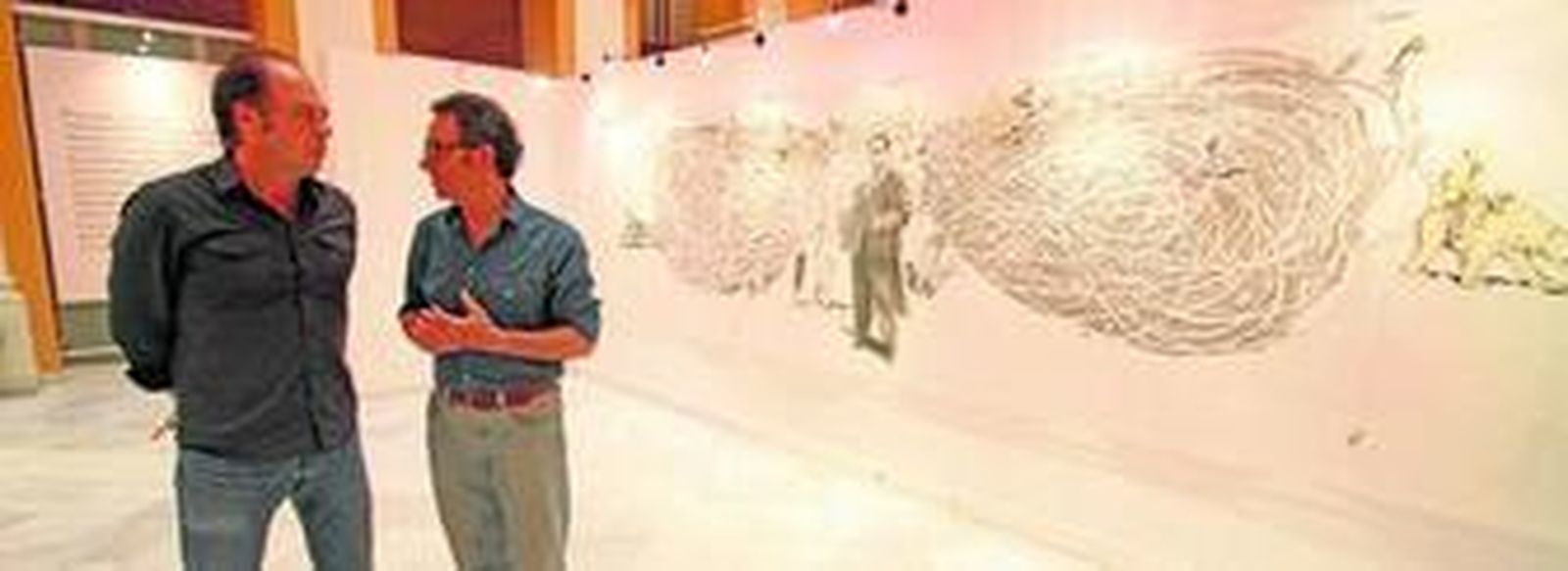 1. Ricardo Cadenas y Antonio Sosa ante el mural que han creado expresamente para la cita. 2. Juan Ramón Rodríguez-Mateo e Iván de la Torre, comisarios del proyecto. 3 y 4. Originales de Martínez de Léon presentes en la exposición.