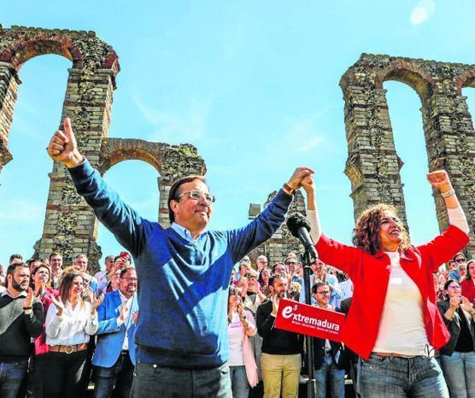 María Jesús Montero junto a Guillermo Fernández Vara en un acto del PSOE extremeño en Mérida.