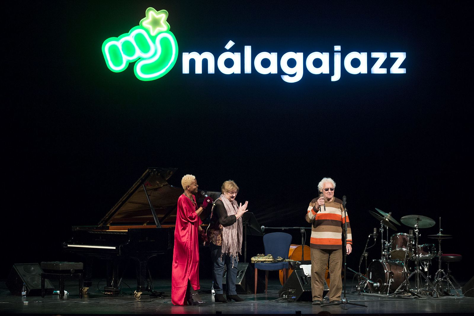 El saxofonista Lee Knoitz recibe el premio 'Cifu', el año pasado,  en el Festival Internacional de Jazz de Málaga.