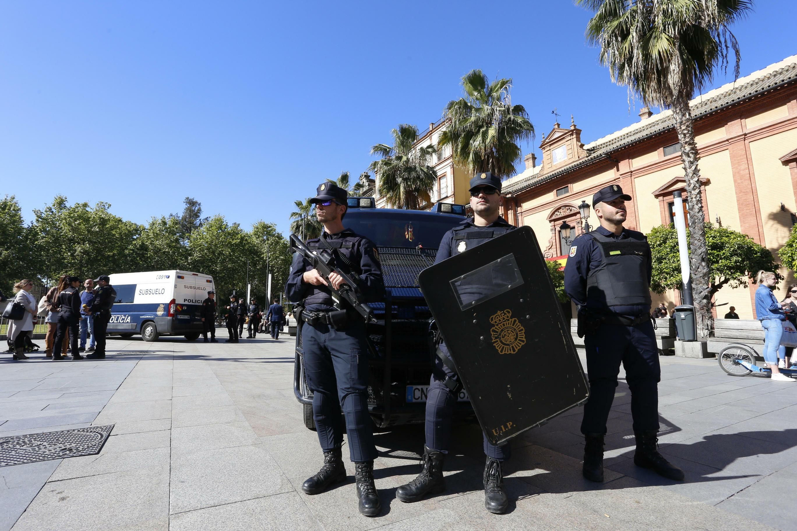 Policías nacionales, en un control en la Puerta de Jerez.