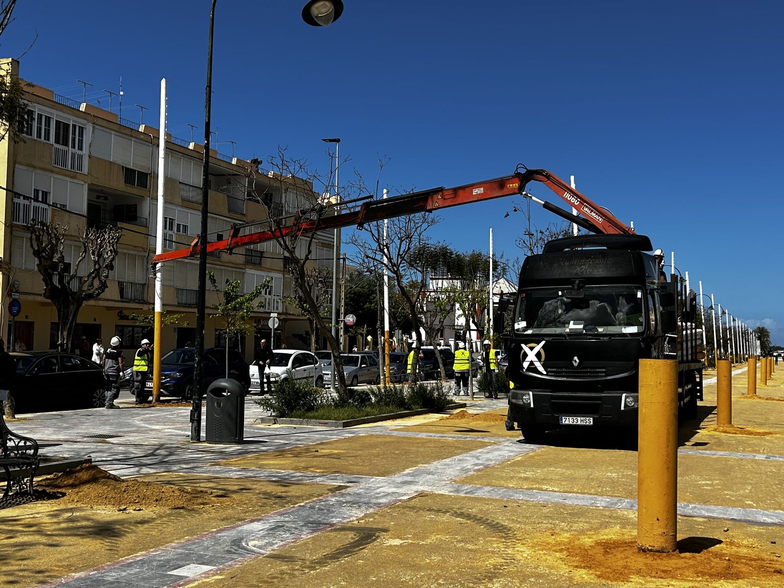 Operarios empiezan a montar la Feria de la Manzanilla 2024 en La Calzada (Sanlúcar).