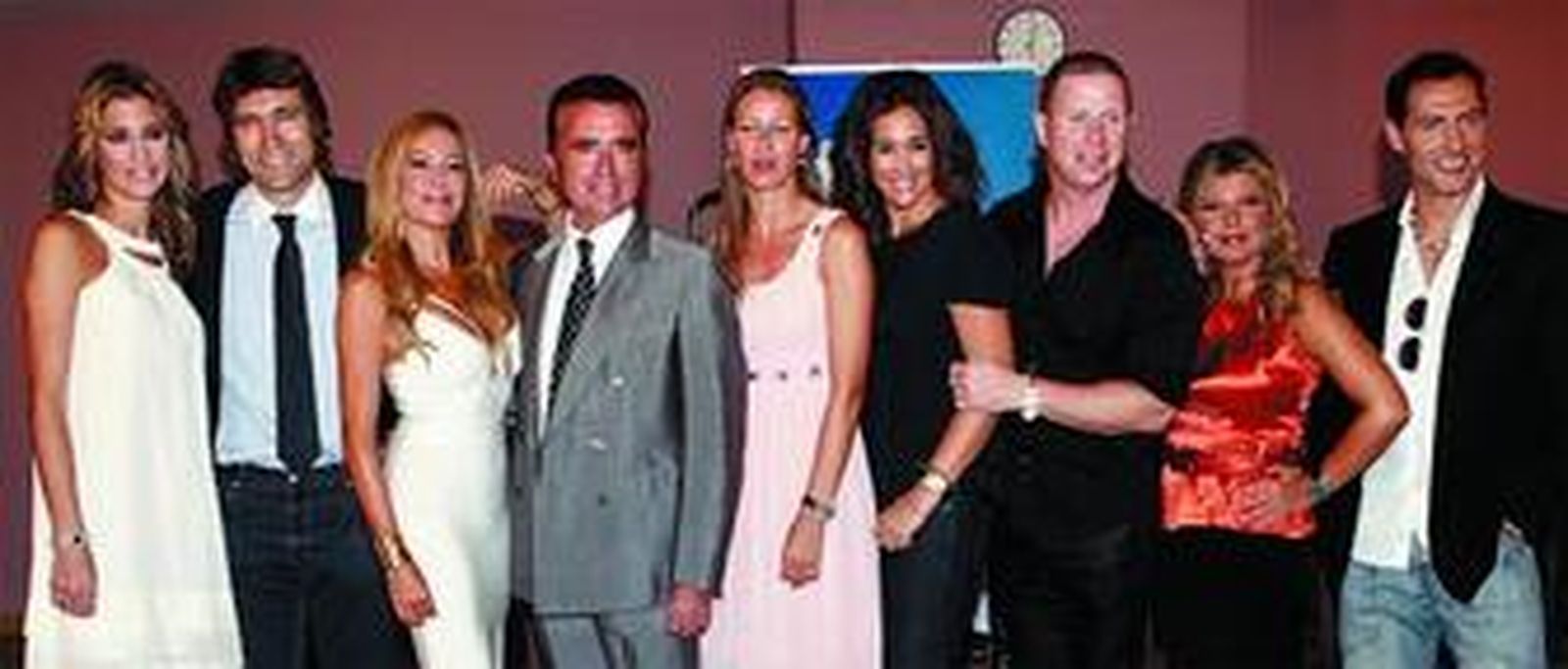 La relación de famosos de la presente temporada de 'Mira quién baila', con la presentadora Anne Igartiburu.