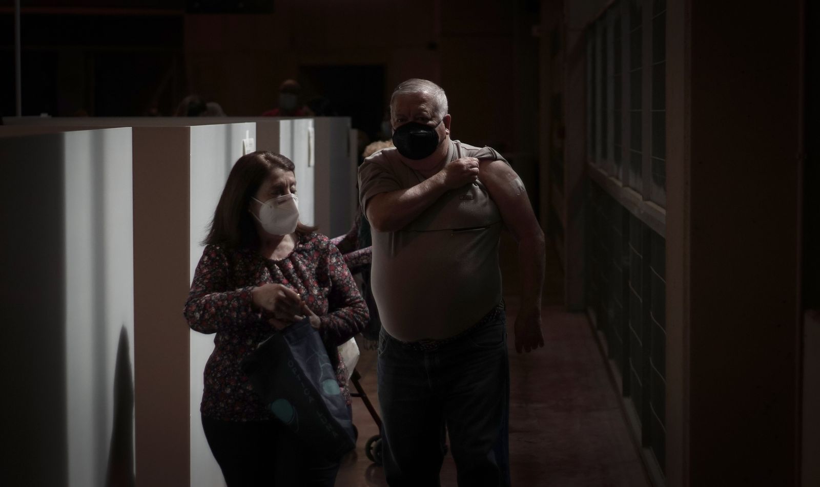 Imágenes de la vacunación de mayores en el Estadio de la Cartuja