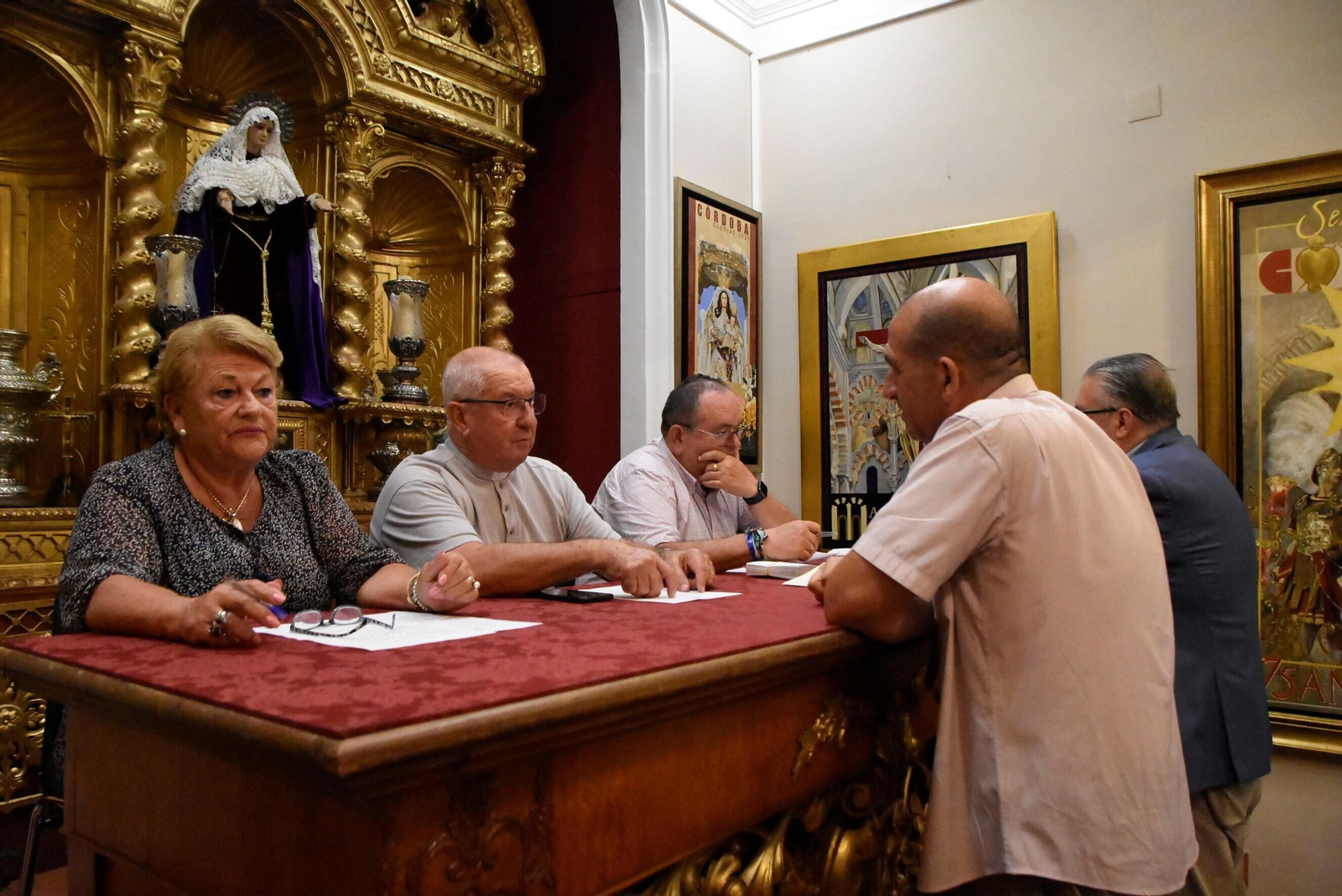 Olga Caballero, junto a miembros de su directiva, en la asamblea extraordinaria de la Agrupación de Cofradías. Olga Caballero, junto a miembros de su directiva, en la asamblea extraordinaria de la Agrupación de Cofradías.