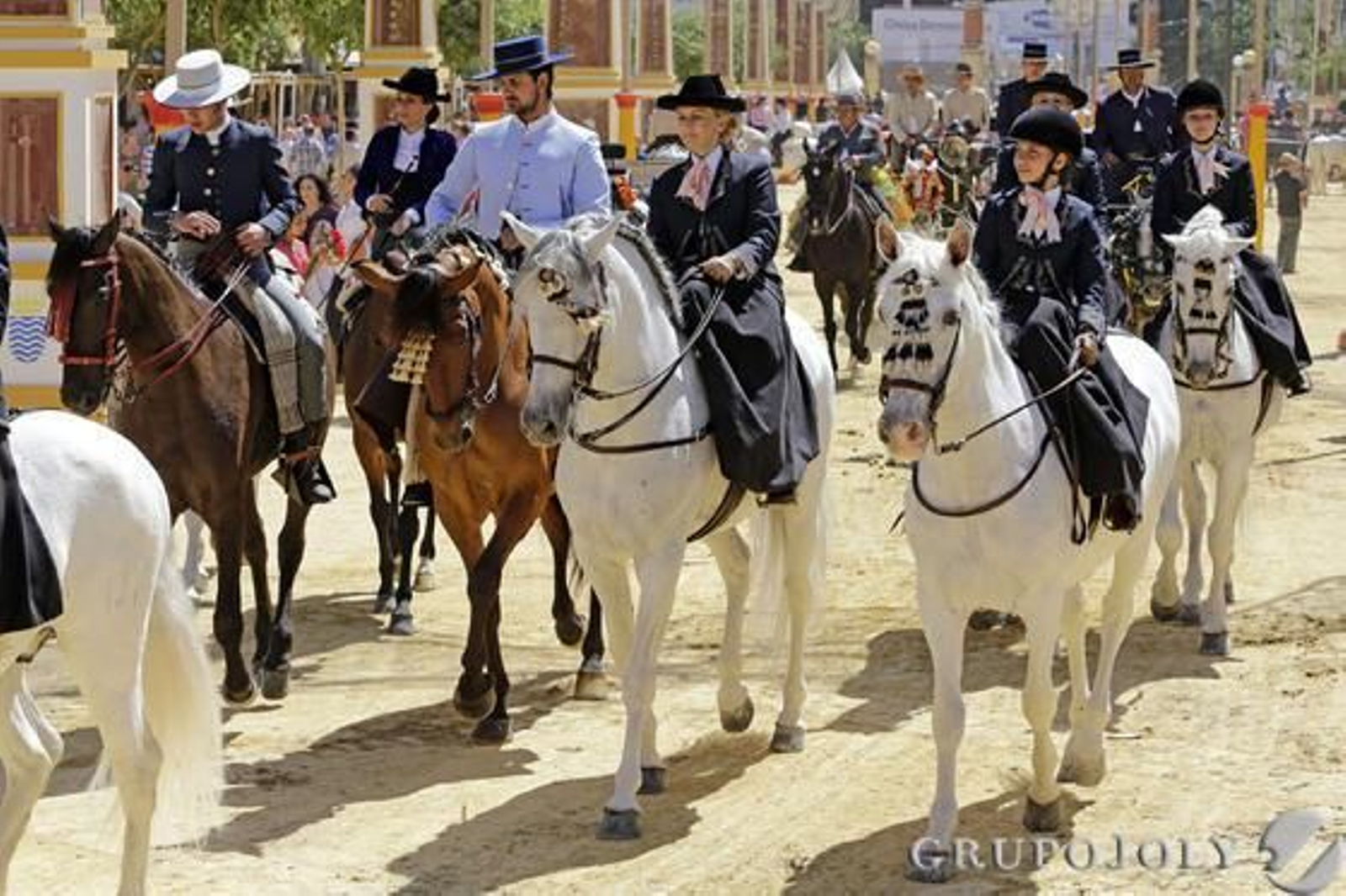 El jurado del paseo de caballos, integrado por los cocheros Antonio Carrasco, Juan Robles y el experto ecuestre Antonio Romero Girón, reconoció el esfuerzo de quienes acertaron con el atuendo y el estilo de enganchar.   Foto: Manuel Aranda