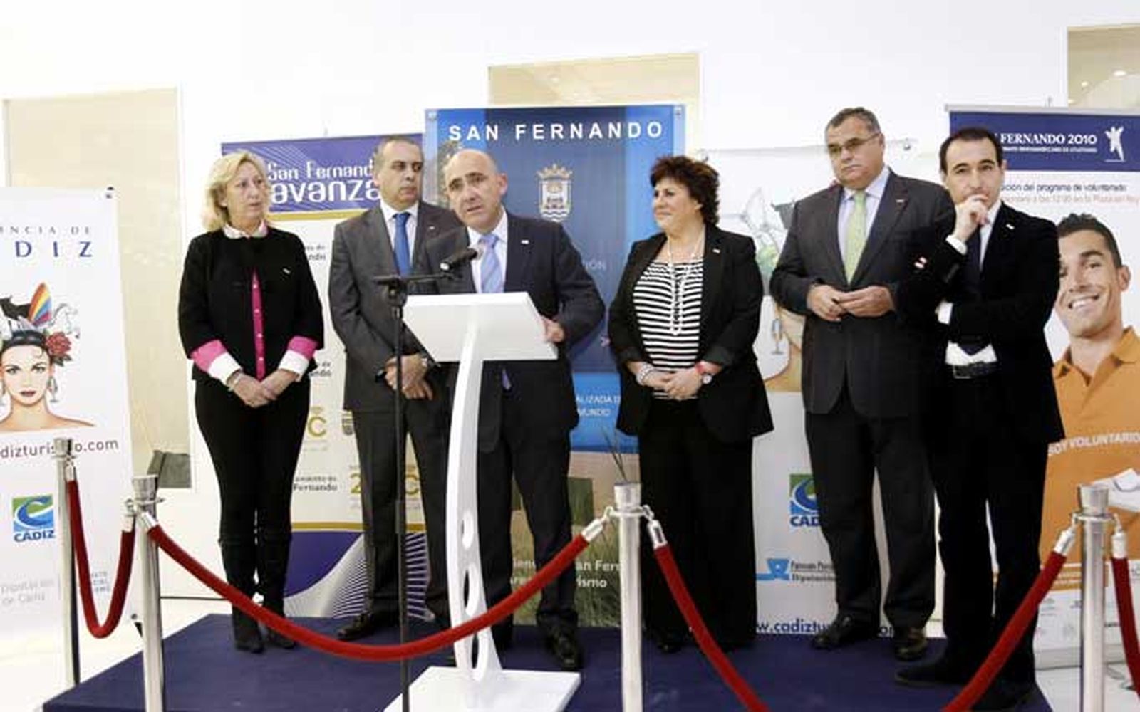 El Alcalde de San Fernando, Manuel de Bernardo, junto al Presidente de la Federación Española de baloncesto, José Luis Sáez, y otras personalidades

Foto: Fito Carreto
