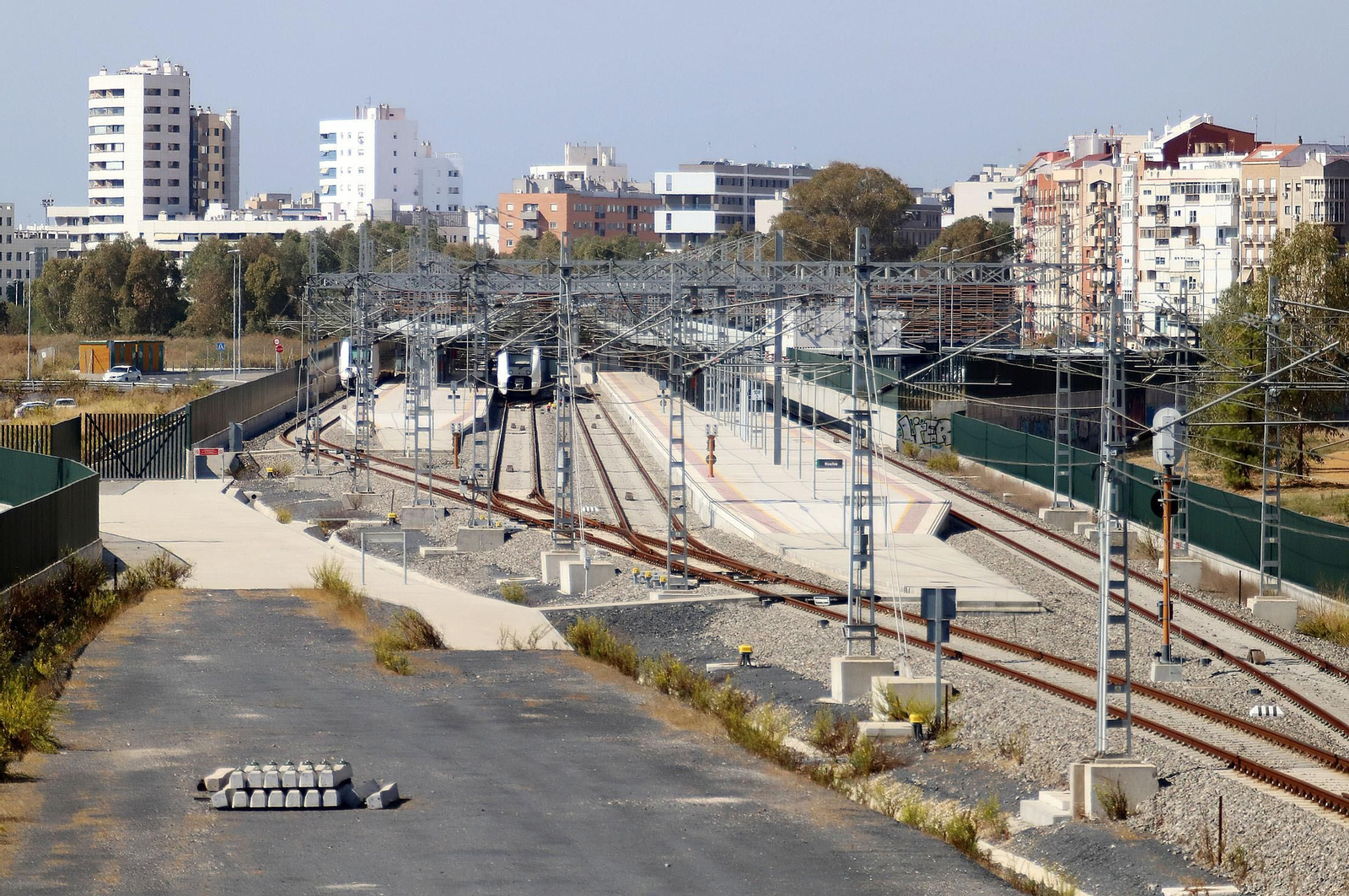 Vías que dan acceso a la estación de trenes de Huelva.