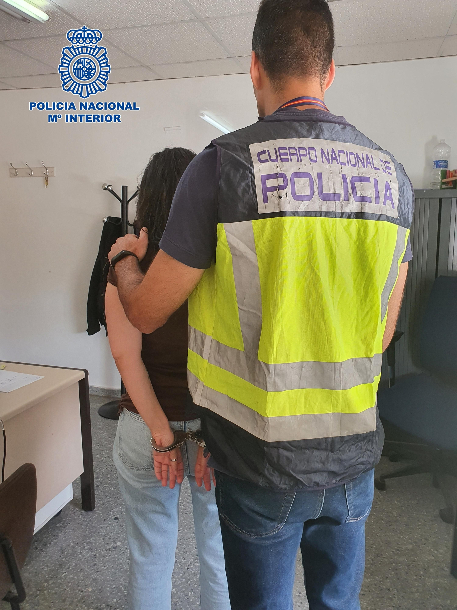 Dos detenidas por robar en casa de un policía en Sevilla