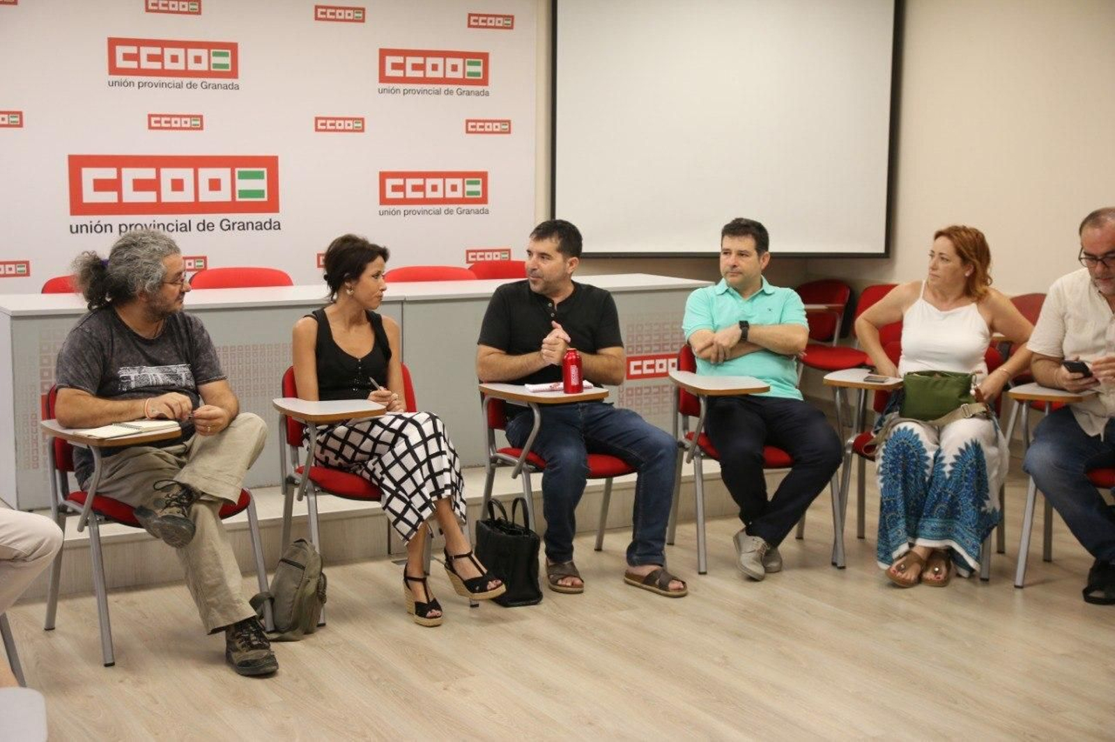 Sumar se compromete a bajar la jornada laboral a 32 horas semanales sin reducir salarios