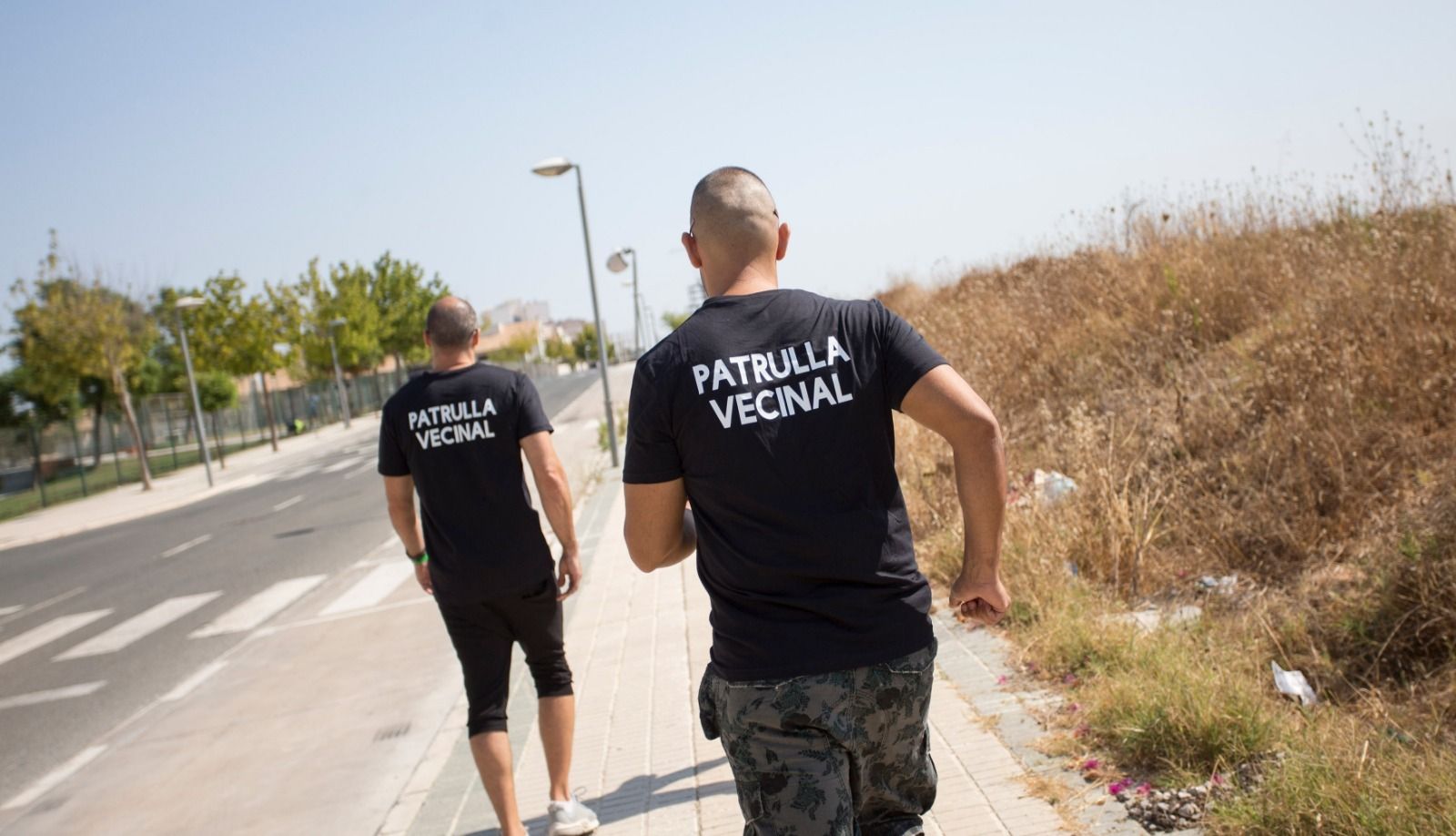 Dos miembros de una patrulla vecinal en la urbanización La Florida, en Bormujos.